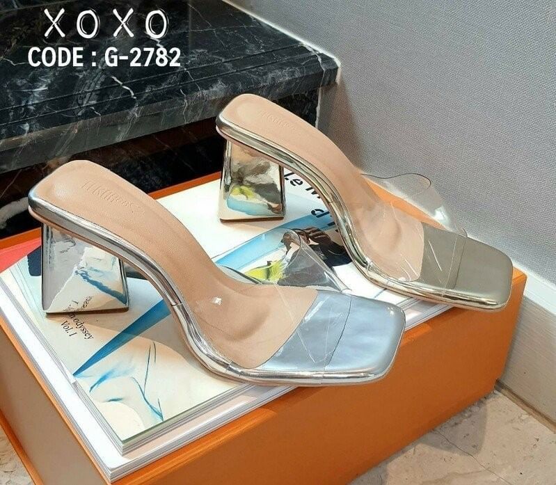 รองเท้างานสวม คัชชู สวย เรียบหรู ด้านบนคาดพลาสติกใสเนื้อนุ่ม ส้นทรง 3 เหลี่ยม สวย เก๋ ไม่เมื่อยเวลาใช้งาน ใส่สบาย แมทส์ชุดง่าย วัสดุหนังกระจกสีเมทัลลิค