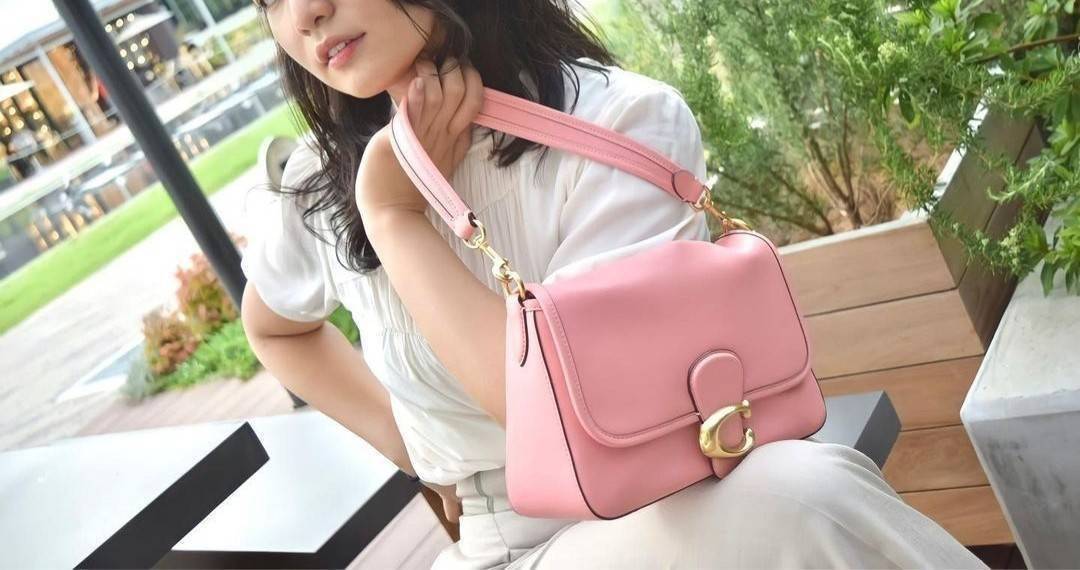 COACH SOFT TABBY SHOULDER BAG (C4823//C5261) กระเป๋าถือ กระเป๋าสะพาย ที่ใครๆก็เข้าถึงได้ หรูหรา คลาสสิค ลุคเรียบร้อย แต่ความสวยไม่น้อย! ดาเมจความลุคผู้ดีรุนแรงมาก!!เกินต้าน!!// วัสดุหนังแท้ทั้งใบ หนังเรียบ หนังนิ่มมากๆ อยู่ทรงสวยมากๆด้วย// ด้านในโล่งกว้าง