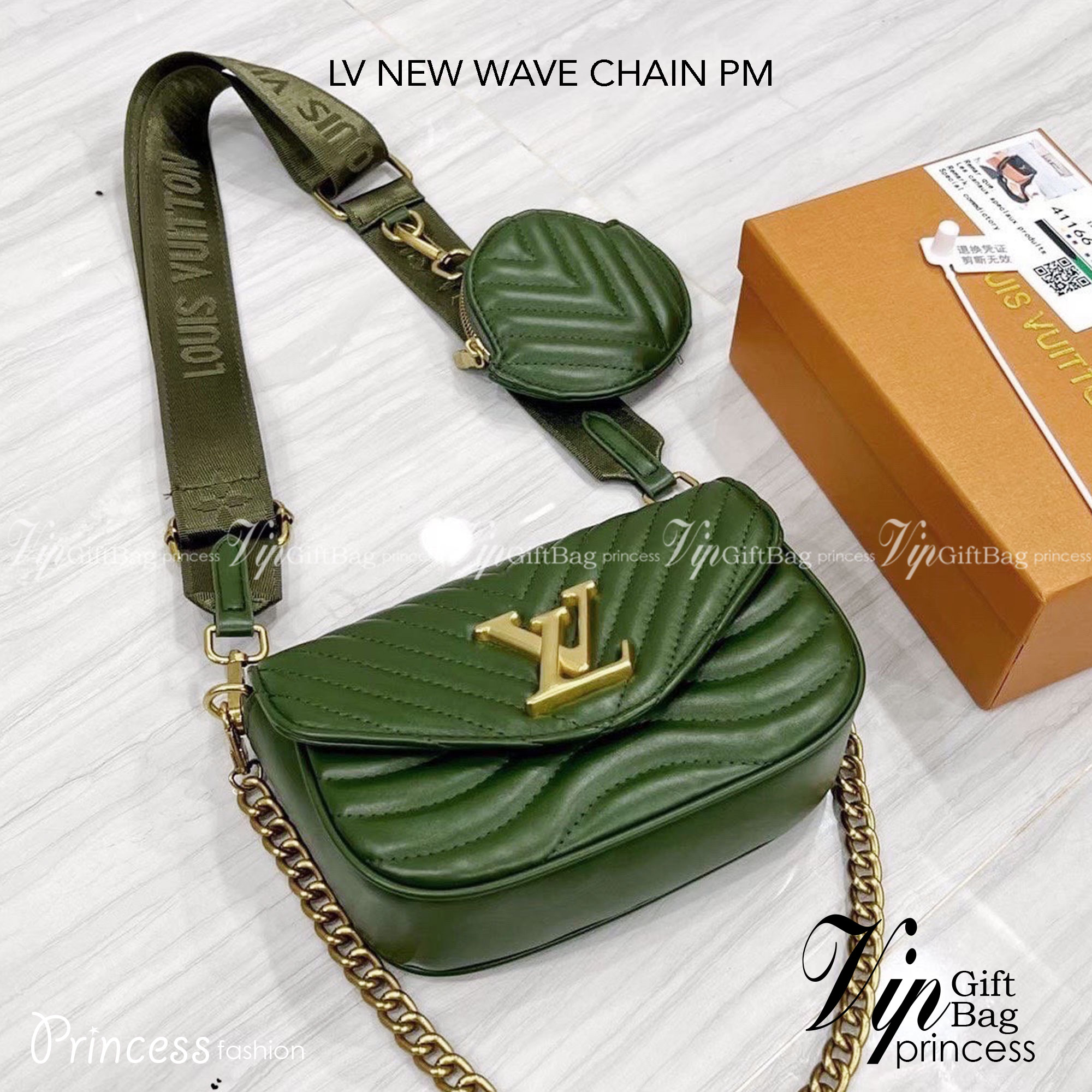 LV NEW WAVE CHAIN PM / New Wave Pochette Multi Bag กระเป๋าสะพายมัลติฟังก์ชั่น Set 2 ใบสวยคุ้มค่าน่าใช้ มาพร้อม box set ดีงาม ลูกเล่นคลาสสิคผสานความวินเทจ มีสายสะพายให้ 2 เส้น และกระเป๋าใบลูก เล็กน่ารัก ภายในเป็นช่องโล่ง แบ่งสัดส่วนมีช่องย่อย ใบนี้ปรับใช้ไ
