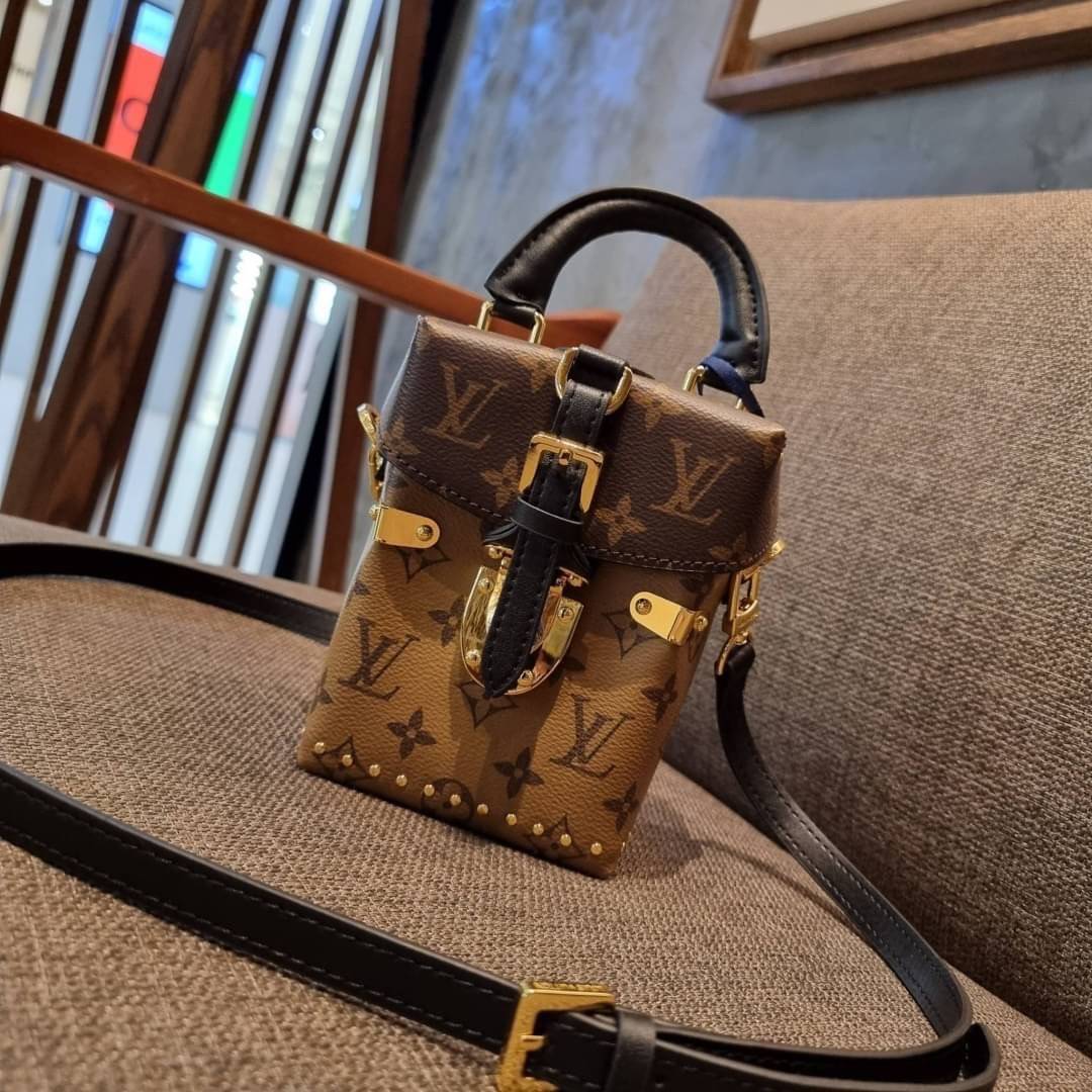 LV CROSSBODY BOX BAG / LV Reverse Monogram Camera Box Bag กระเป๋าถือ/สะพายวีไอพีพรีเมี่ยม สวยหรูทุกมุม ตกแต่งเพิ่มดีเทลด้วยหมุด วัสดุหนังแคนวาสคุณภาพ เปิดปิดด้วยตัวบีบล็อค แน่นหนา มีหูจับในตัว และสายสะพายข้างมาให้ ภายในเป็นช่องโล่ง ใส่มือถือได้ทุกรุ่น มาพ