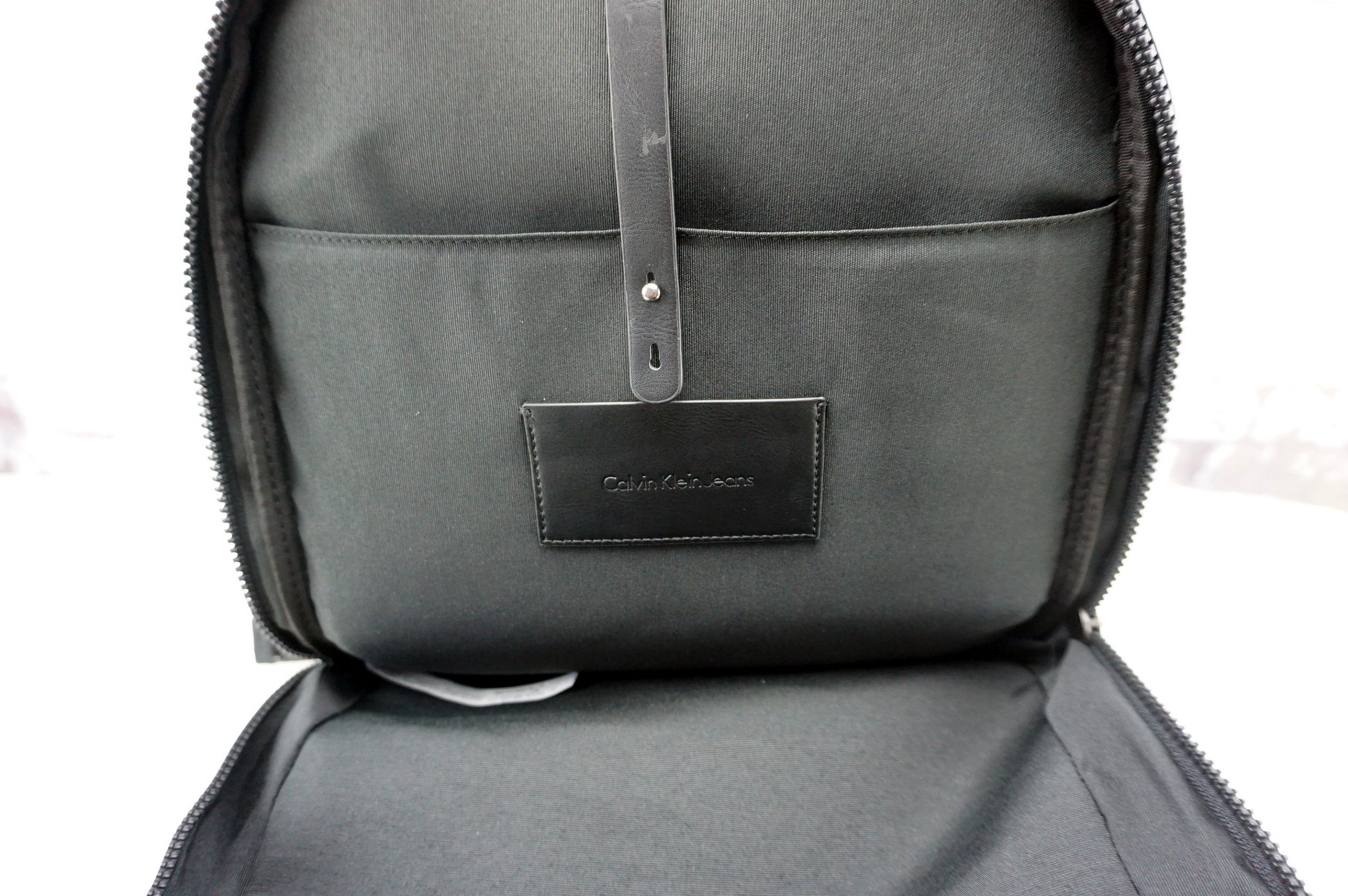 Calvin Klein Jeans back pack กระเป๋าเป้ดีไซน์เท่ห์ วัสดุ Nylon + Polyester 100 % - น้ำหนักเบา มีช่องด้านหน้าเปิด ปิดกระเป๋าด้วยซิป - ด้านหน้าสกรีน logo brand - หัวซิปปั๊มโลโก้แบรนด์ - ภายในกว้าง ใส่ Laptop, A4 ได้หมด - ภายในมีช่องซิปเล็ก ให้แยกใส่ของจุกจิ