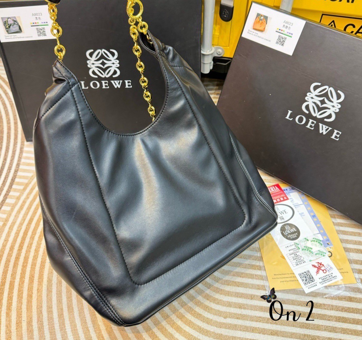 LOEWE Medium Squeeze bag in nappa กระเป๋าสะพายคอลใหม่ ดีไซน์เก๋เรียบหรูงานสวยทั้งภายนอกและภายใน ขึ้นแบบจากงานจริง เป๊ะสุด ปั้มทุกจุด งานจริงสวยทุกมุมเป๊ะปังมากค่ะ