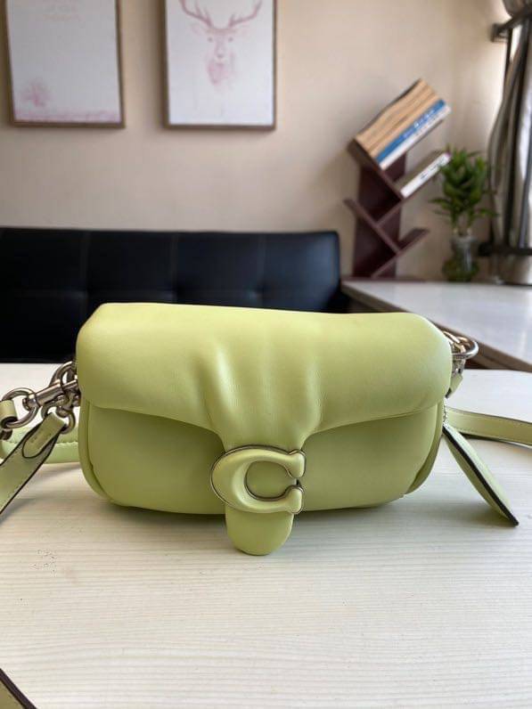 Coach Pillow Tabby Shoulder Bag 18 หนัง nappa หนานิ่ม นุ่มมากๆ รุ่นใหม่ล่าสุดค่ะ! พร้อมโลโก้รุ่นใหม่ด้วยเช่นกัน เพิ่มความหรู ดูดีเข้าไปอีกค่ะ เปิดปิดกระเป๋าแบบกระดุมแมาเหล็ก ภายในมีช่องใส่ของสองช่อง; สามารถใส่กระเป๋าเงินใบสั้นได้;พาสปอร์ตได้;มือถือได้ ค่ะ
