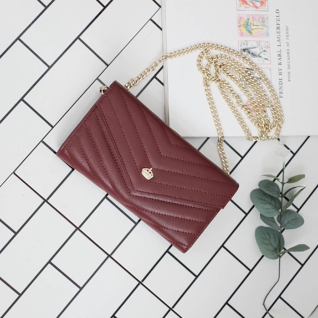 สาวๆมีกระเป๋าสตางค์ยาวแบบ3in1 หยิบมาถือสะพายจบในใบเดียวกันหรือยัง ! ใบนี้ แนะนำเลย 📌หนังวัวแท้ สวยมาก 📌จะใช้เป็นกระเป๋าสตางค์ หรือจะถอดสายถือเป็น คลัช หรือสะพาย Cross body ชิลๆ ก้อได้เลย