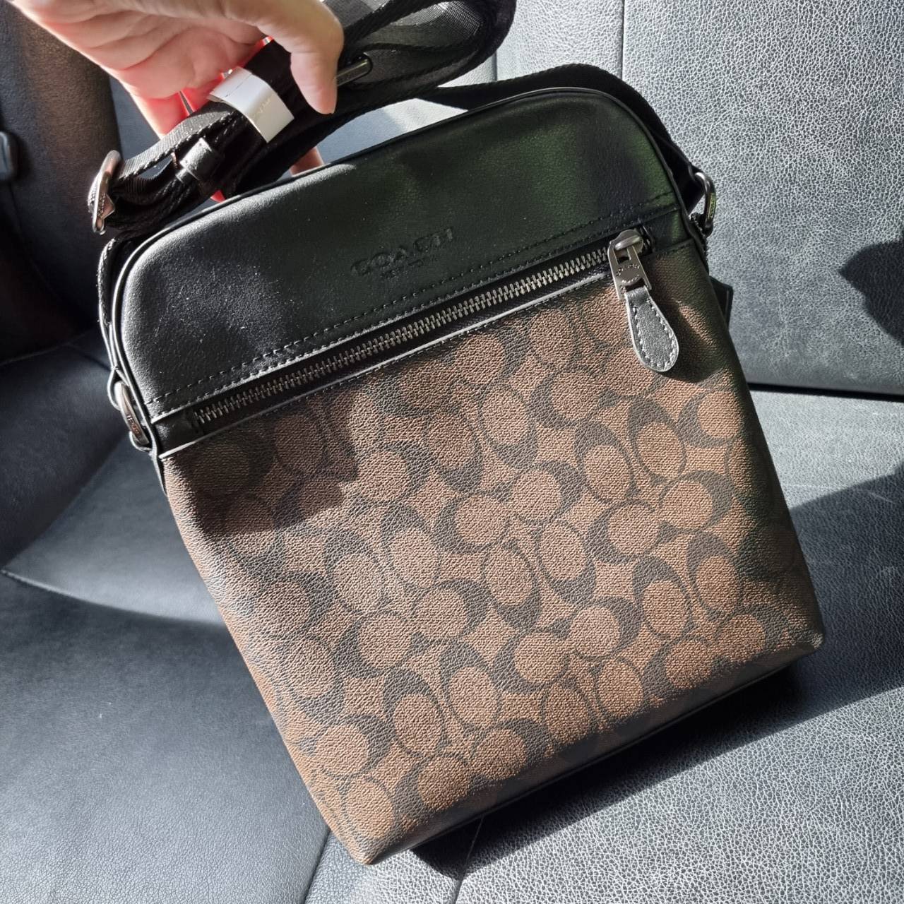 COACH F73336 HOUSTON FLIGHT BAG IN SIGNATURE CANVAS รุ่นนี้หนุ่มๆเค้ารู้กัน!! ขายดีตลอดกาล!! คลาสสิคไม่มีใครเกิน!! กระเป๋าสะพายข้างทรงแมสเซ็นเจอร์ยอดฮิต ทรงสวย ดูดี วัสดุหนังแคนวาสเคลือบลายสลับหนังแท้ เปิด-ปิดด้วยซิป ด้านหน้าและหลังสามารถใส่ของได้ ภายในแบ