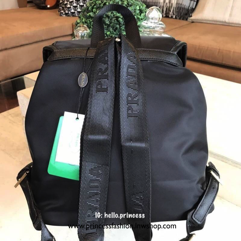 Don't Miss! PRADA NYLON BACKPACK WITH POCKET พรีเมี่ยมกิ้ฟจากเคาน์เตอร์แบรนด์รุ่น Limited edition วัสดุ Nylon เนื้อหนาคุณภาพดีตามแบบฉบับของแบรนด์ ด้านหน้ามีโลโก้แบรนด์อะไหล่ทองหรู มี Pocket หน้า2ช่อง หัวซิปและอะไหล่ปั้มแบรนด์ เปิดปิดด้วยฝาปิด Drawstr