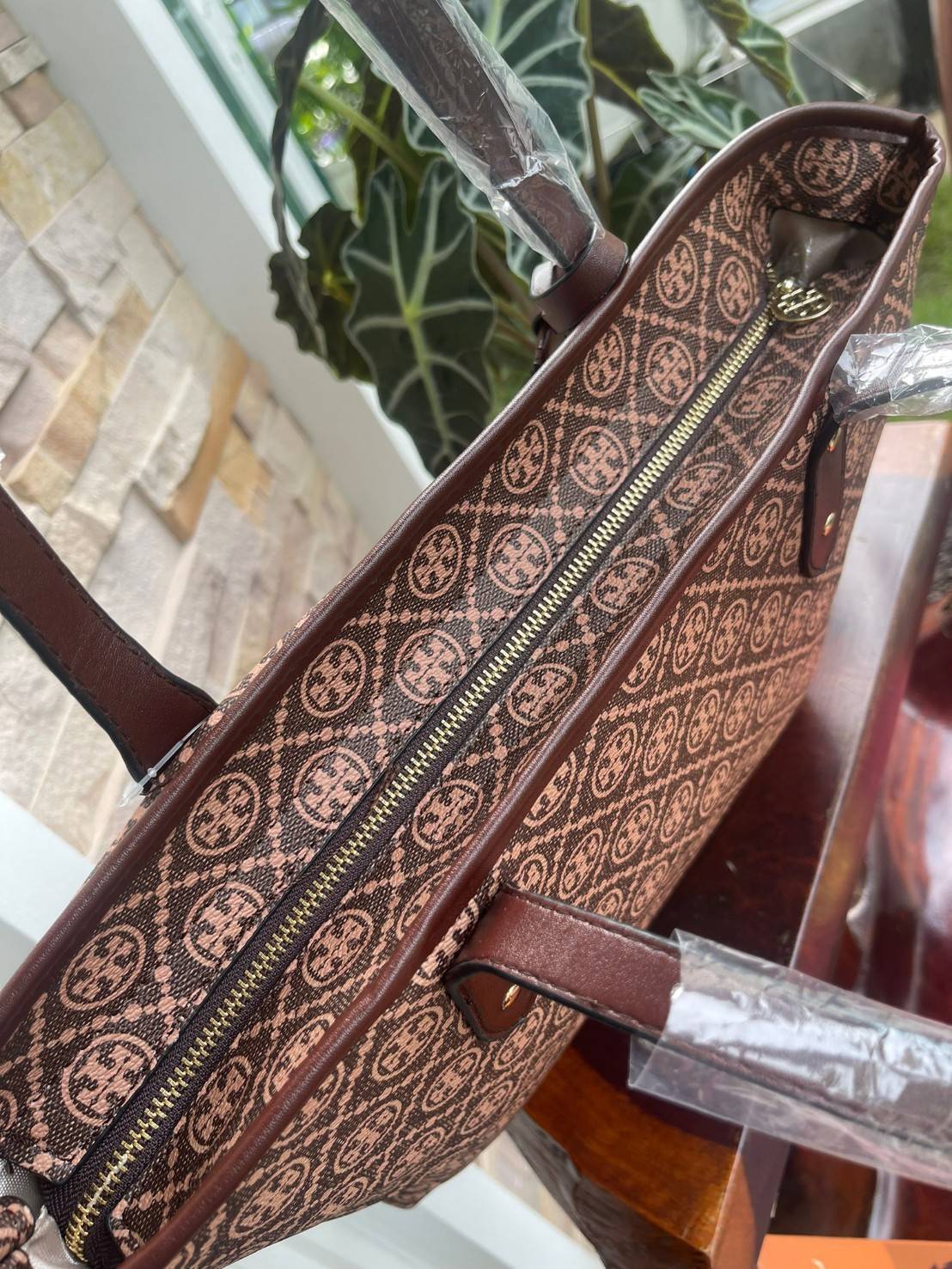 OUTLET 】Tory burch T Monograme Large shopping bag กระเป๋าสะพายใบไหล่ใบใหญ่ โดยตัวกระเป๋าทำมาจากผ้าแคนวาสเคลือบผิวด้านทนต่อรอยขีดข่วนได้เป็นอย่างดี ขนาดที่ใหญ่สามารถใส่ได้ทั้งเอกสารและสัมภาระต่างๆ พร้อมด้วยซิปปิดกระเป๋าด้านบนจึงเป็นอีกรุ่นที่เหมาะกับสาวออฟ