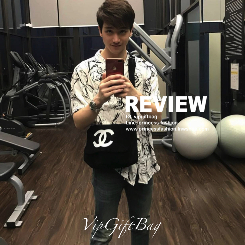 สีดำ MUST HAVE ITEM 2019 !! รุ่นยอดฮิตของ *วัยรุ่นสายสตรีท ทั่วโลก จากงาน CHANEL VIP GIFT *ของแท้100% *มีป้ายNOTFORSALE เป็นกระเป๋า ใบสวยรุ่นหายาก ขนาดกำลังดี ใช้ได้ทั้งหญิงชายเลยค่ะ ขนเฟอร์นิ่มมากกก เก็บของอย่างดี น้ำหนักเบา ด้านในมีช่องใส่ของจุกจิก MIX