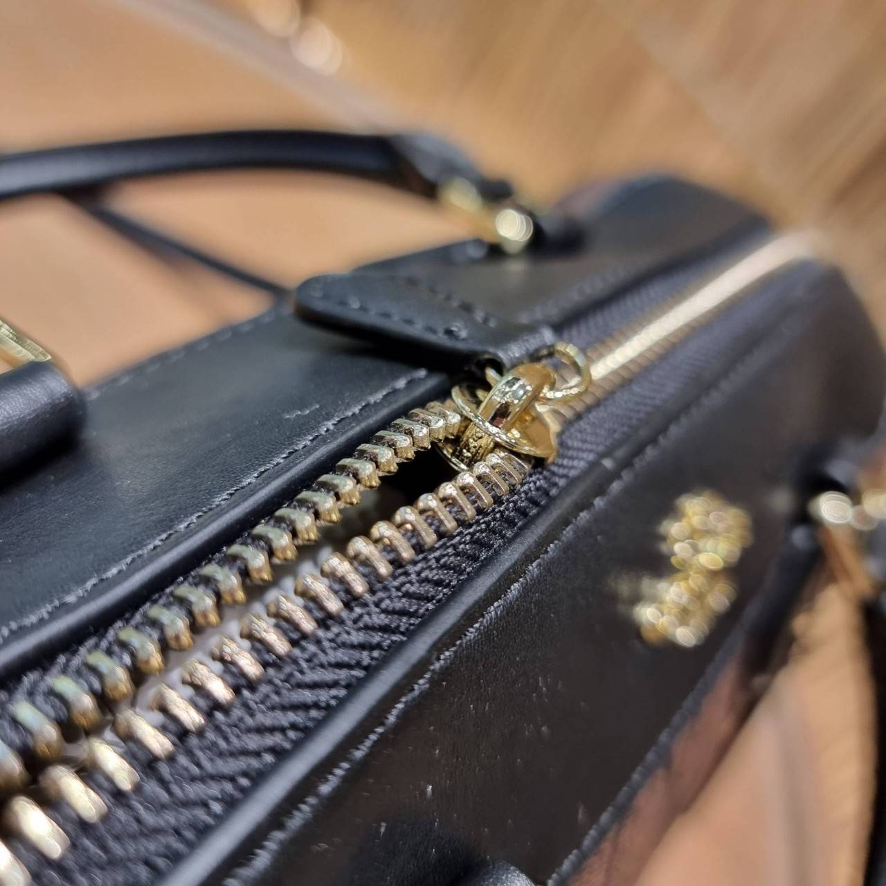 COACH F32203 MINI BENNETT SATCHEL IN SIGNATURE CANVAS กลับมาอีกครั้ง!! กับกระเป๋าทรงหมอนยอดฮิต 🥳 มีกี่สีก็ขายหมด วัสดุหนังแคนวาสเคลือบลาย ทรงสวยใช้งานได้ทุกโอกาส ภายในโล่งกว้างใส่ของได้เยอะ มีหูจับในตัว และสายสะพาย crossbody ปรับได้ตามตัว ใบนี้ไม่