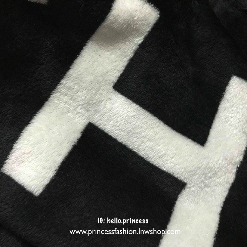 Chanel Blanket ต้อนรับหน้าหนาวนี้!!! กับผ้าห่ม Chanel ขนาดพกพา เนื้อผ้าขนสำลีหนานุ่ม ทูโทนขาวดำคลาสสิก ทรงสี่เหลี่ยมผืนผ้า เนื้อผ้านิ่ม ใช้เป็นผ้าห่มหรือผ้าคลุมเตียง คลุมเบาะก็ได้ค่ะ รีบจับจองกันเลยนะคะ
