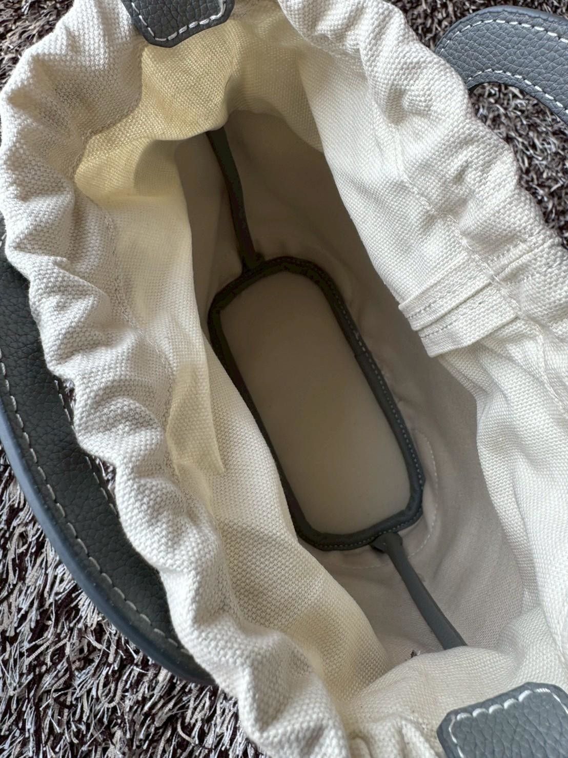 Goyard Beluga Mini Bag กระเป๋าสะพายทรงบัคเก็ต หูจับในตัว ภายในเป็นเชือกรูด น่ารักเกินต้าน เหมาะมากกับสาวๆสายแต่งตัวน่ารัก ขนาดกำลังพอดีไม่เล็กไม่ใหญ่เกินไป ควรมีมากค่า