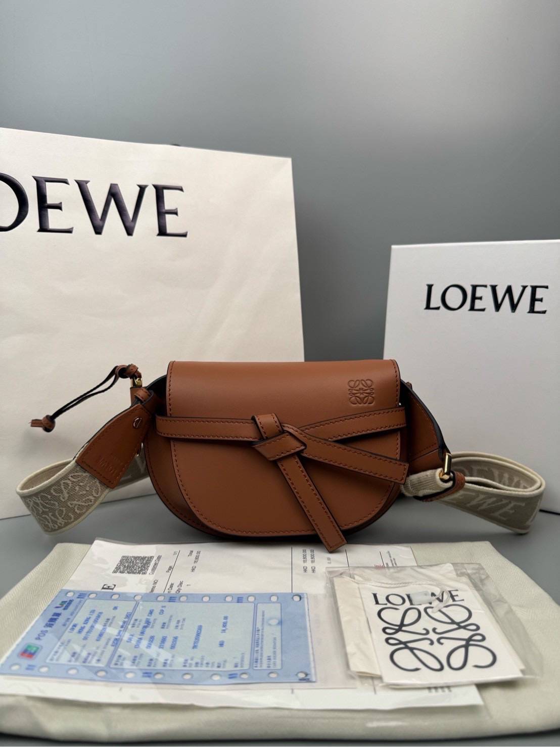 TOP ORI หนังแท้ | Loewe Mini Gate bag กระเป๋าสะพายทรงสวยไซส์มินิ ใช้ได้ทั้งหนุ่มๆและสาว คูลๆ สุดยอดแบรนด์ที่ดีไซน์เป็นเอกลักษณ์ โดดเด่น สวยหรู สไตล์คลาสสิค