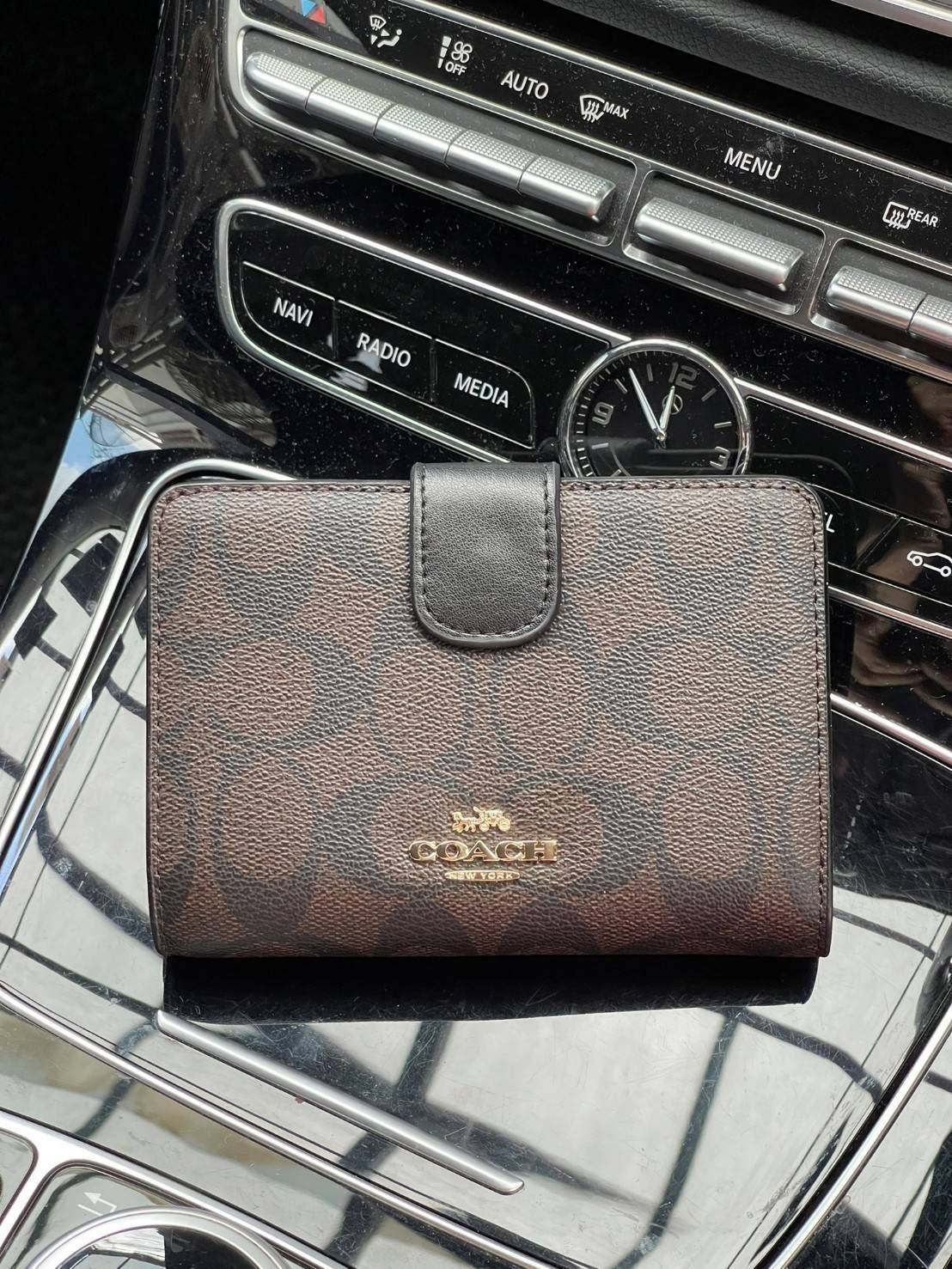 COACH MEDIUM CORNER ZIP WALLET กระเป๋าสตางค์ขนาดกลางที่ถือว่าเป็นไอเทม Must Have ของทุกเพศทุกวัยที่ต้องพกติดตัวไว้ตลอดเวลา เพราะนอกจากจะช่วยจัดเก็บเงิน บัตรประชาชน บัตรเครดิตและต่าง ๆ ให้เป็นระเบียบเรียบร้อยยังต้องคำนึงถึงประโยชน์ใช้สอยร่วมด้วย กระเป๋าสตา