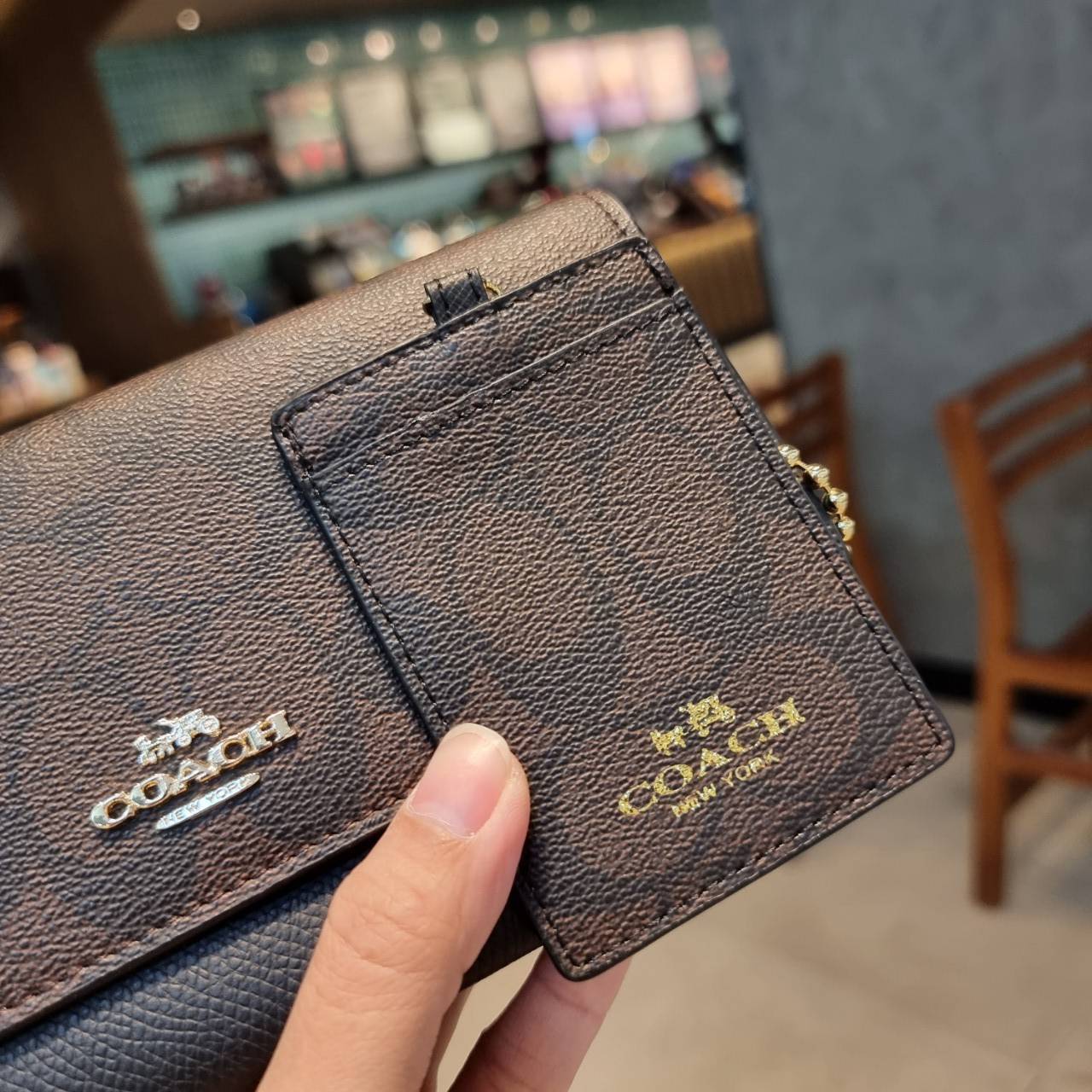 COACH F53763 TRIFOLD WALLET IN SIGNATURE กลับมาแล้วจ้า!! รุ่นขายดี!! 💓 ดีไซน์ใหม่ กระเป๋าสตางค์ใบยาว แถมที่ห้อยใส่บัตรแยกให้ (ถอดออกได้) น่ารักมากๆ ใช้งานง่าย เปิด-ปิดด้วยกระดุม ภายในใส่ธนบัตร ใส่บัตรได้เยอะ ใส่มือถือได้ไปอีก!! จุใจสุดๆ บอกเลยว่าใ