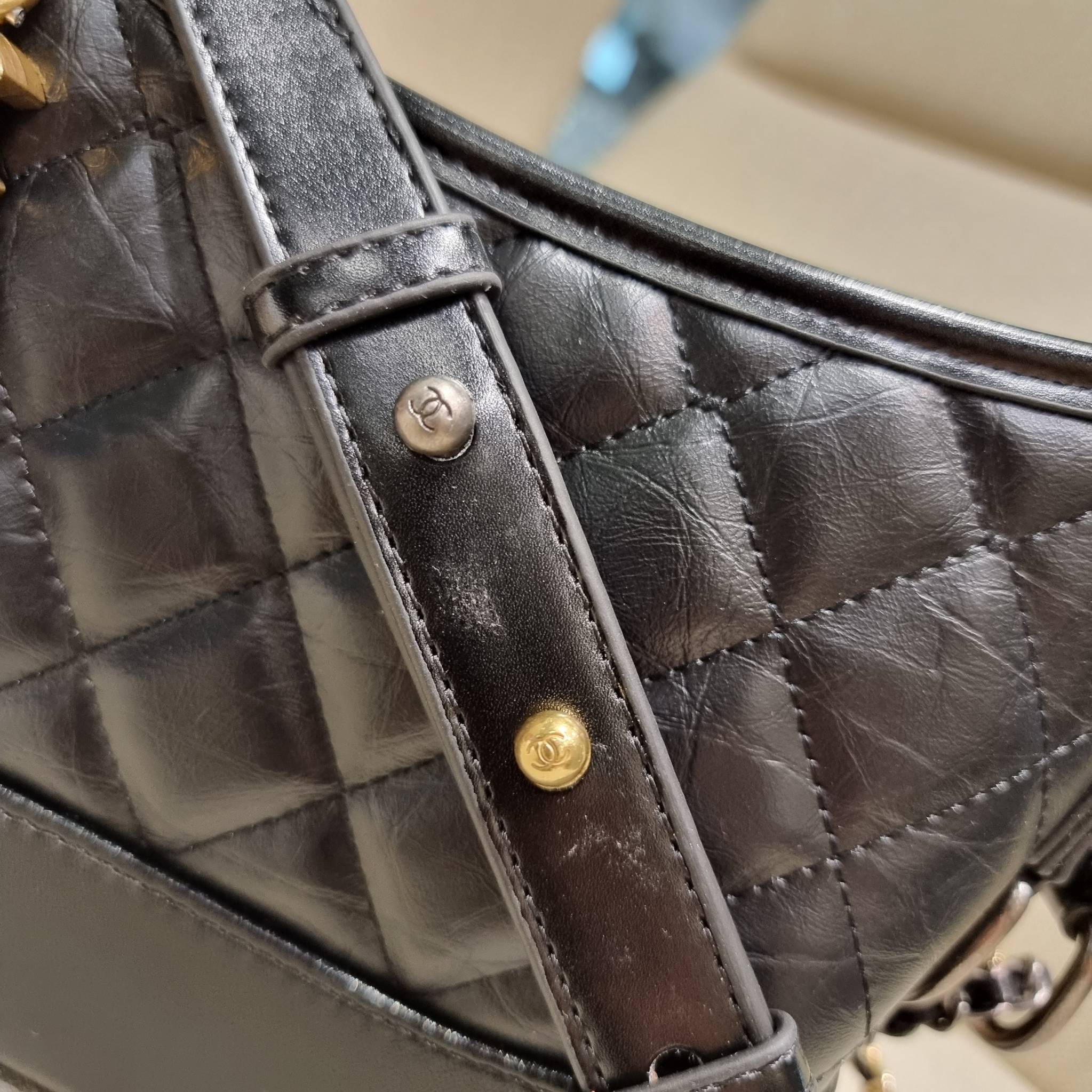 9" CHANEL SHOULDER BAG / CHANEL GABRIELLE HOBO BAG ไซส์คลาสสิค กระเป๋าสะพายข้าง/ไหล่ หนังแท้ นิ่ม หรู มาพร้อมพวงกุญแจสัญลักษณ์แบรนด์ อะไหล่พร้อมโซ่สะพายสีทองสลับสีเงินรมดำ สามารถสะพาย crossbody หรือสะพายไหล่ได้หมด สะพายแล้วขับผิวมากๆ เปิด-ปิดกระเป๋าด