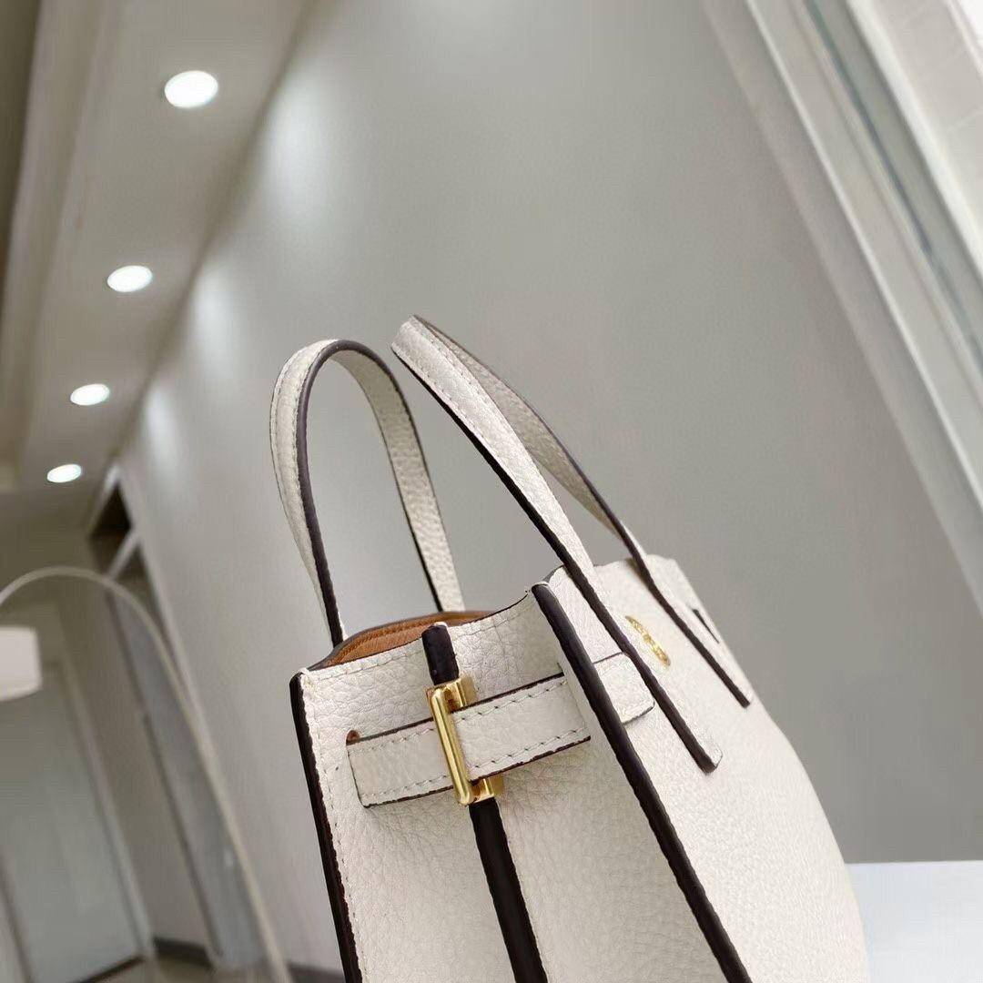 ของแท้ 💯% 】Tory walker Micro Satchel กระเป๋าถือหรือสะพายไหล่ วัสดุหนังแท้ ด้านหน้าประดับโลโก้แบรนด์ อะไหล่ทองสวยหรู