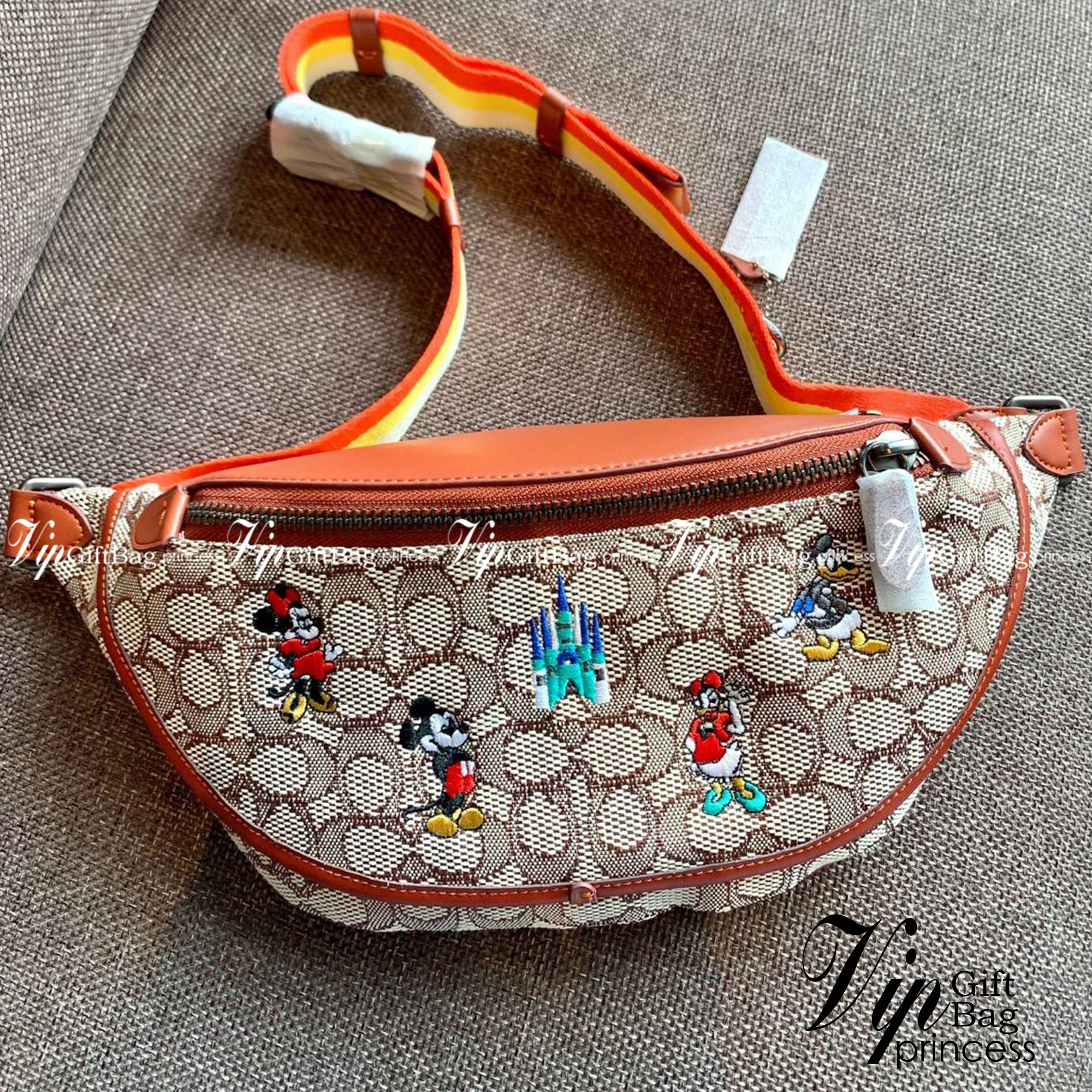 การ์ตูนน่ารักๆ งานปักเน้นๆ สวยงามมากๆค่ะ COACH X DISNEY LEAGUE BELT BAG IN SIGNATURE TEXTILE JACQUARD WITH MICKEY MOUSE AND FRIEND EMBROIDERY ((C8491)) 🌍พร้อมส่งค่ะ! ใช้ได้ทั้งหญิงและชาย