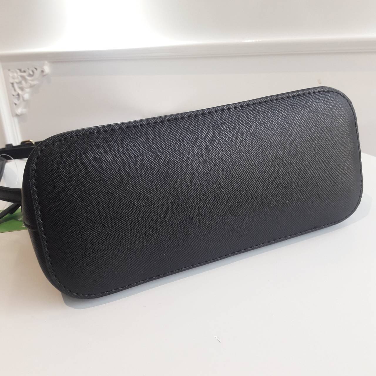 KATE SPADE CEDAR STREET MANDY แบรนด์ดังจากอเมริกาสุดฮิตของวัยรุ่น กระเป๋าสะพาย หนัง saffiano ขนาดน่ารักกำลังดี เปิดปิดด้วยซิปเดียวด้านบน ภายในมีช่องเล็ก1ช่อง ใส่มินิไอแพคได้ ความยาวสาย 117cm ปรับได้ถึง5ระดับ รุ่นฮิตอีกรุ่นที่ไม่ควรพลาดเลยคร้า