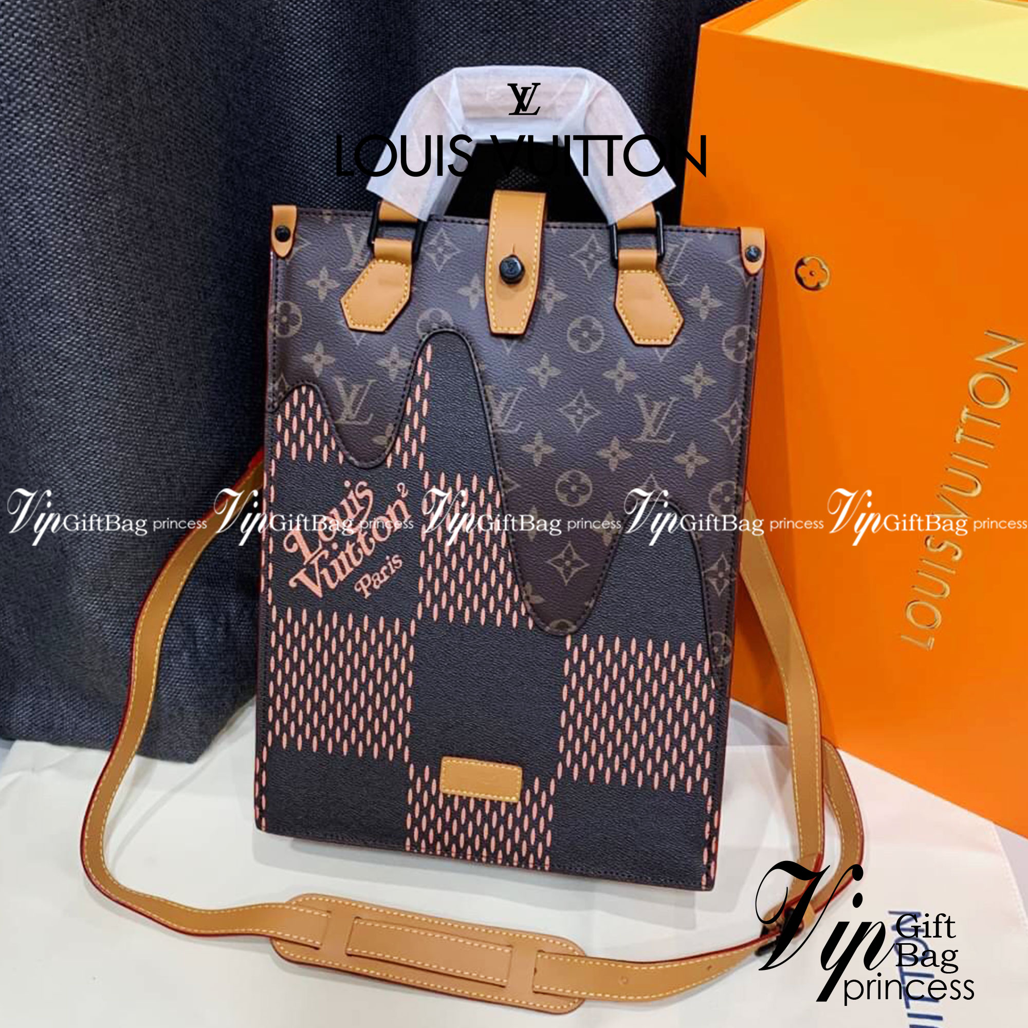 หนังแท้ LOUIS VUITTON MINI TOTE / LV MINI TOTE กระเป๋าทรงโท้ท โดดเด่นด้วยรายละเอียดของคลื่นใน Monogram เหมาะอย่างยิ่งสำหรับสิ่งของจำเป็น เช่น iPad โทรศัพท์ และสมุดโน้ต มีหูหิ้วแบบถอดได้สำหรับสะพายไหล่ ภาพสินค้าถ่ายจากงานขายจริง ใช้งานต่างประเทศได้