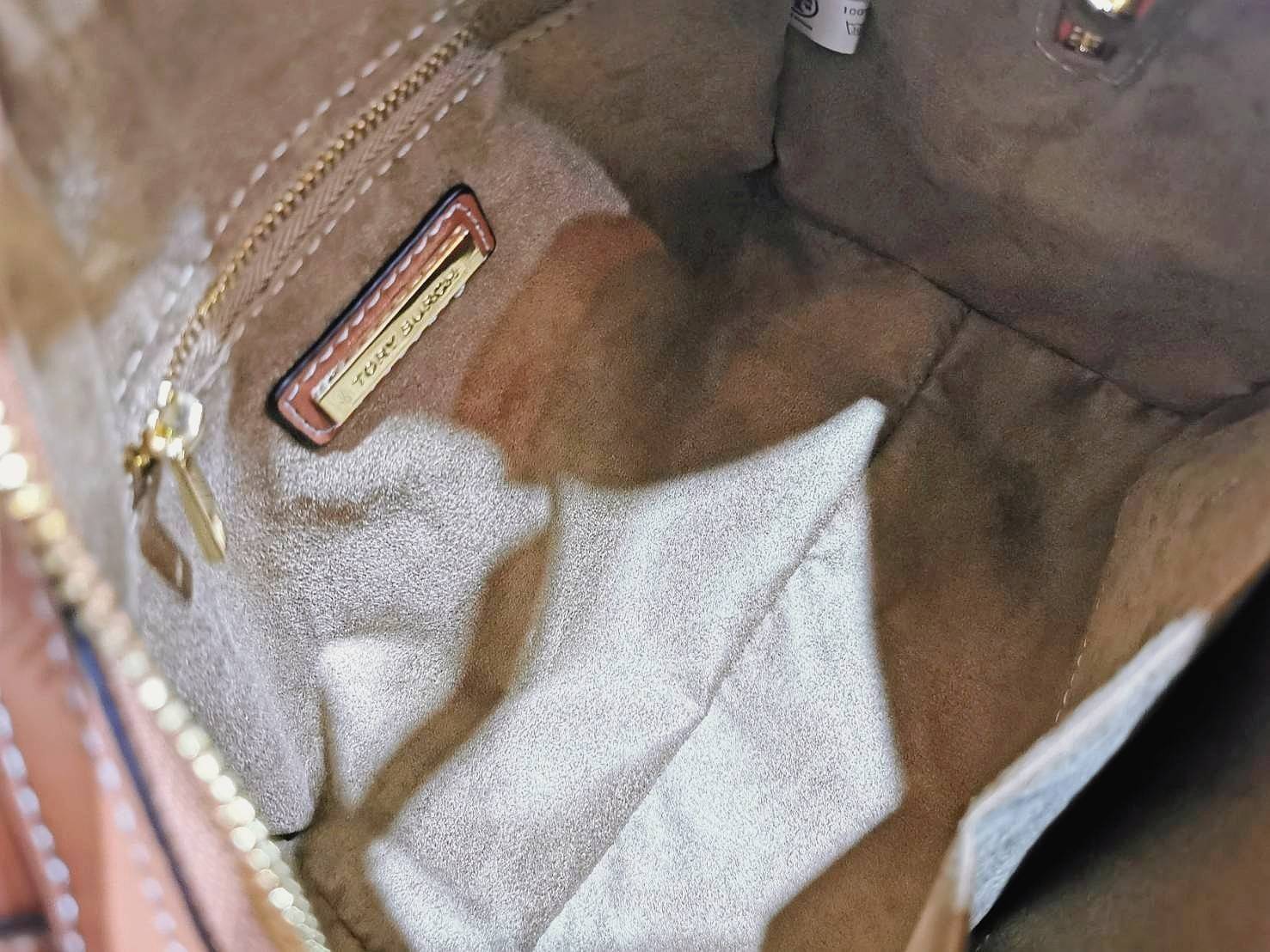 TORY BURCH FACTORY BOSTON BAG กระเป๋าถือหรือสะพายรุ่นใหม่ล่าสุดจาก TORY BURCH FACTORY วัสดุ Calf Skin หนังเรียบสวยอยู่ทรงดีไซน์โดดเด่นทรง Boston เปิดปิดด้วยซิปสะดวกใช้ขนาดกำลังดีใส่กระเป๋าสตางค์ยาว มือถือของใช้ได้เยอะ หูหิ้วจับถนัดมือสายสะพายยาวถอดปรับได้