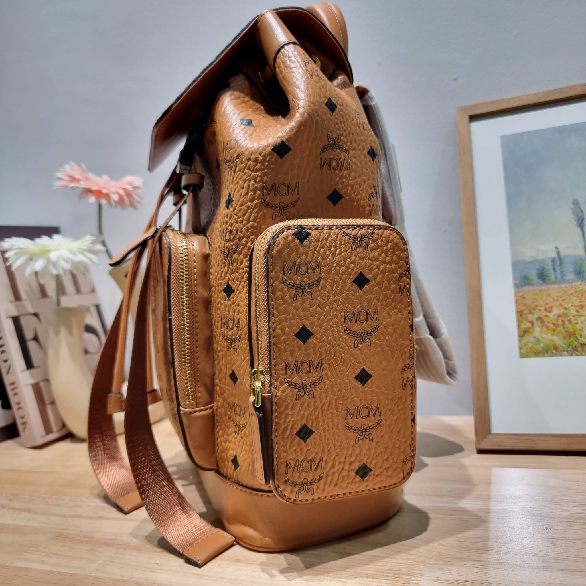 M.C.M SMALL BRANDENBURG BACKPACK IN VISETOS อีกหนึ่งไอเท็ม เอาใจสายเที่ยวแบบจัดหนัก ไม่รู้จะมีใบไหนคุ้มได้มากกว่านี้อีกแล้ว กระเป๋าเป้ใบใหญ่กำลังดี ดีไซน์ไม่ซ้ำใคร ฟังก์ชั่นการใช้งานตอบโจทย์หลายๆคนแน่นอน