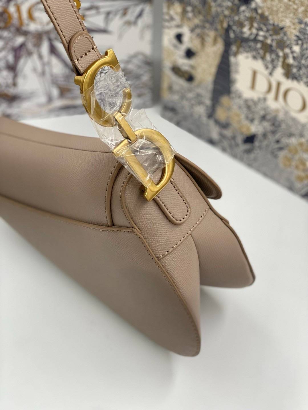 ORI หนังแท้ | DIOR Saddle Bag with Strap Grained Leather กระเป๋าถือ/สะพายทรงอานม้า รุ่นยอดนิยมที่มีเอกลักษณ์สวยงามเหนือกาลเวลา ลูกเล่นห้อยด้วยตัวอักษร D ตรงหูหิ้วมีกิมมิค CD สวยหรูดูแพง