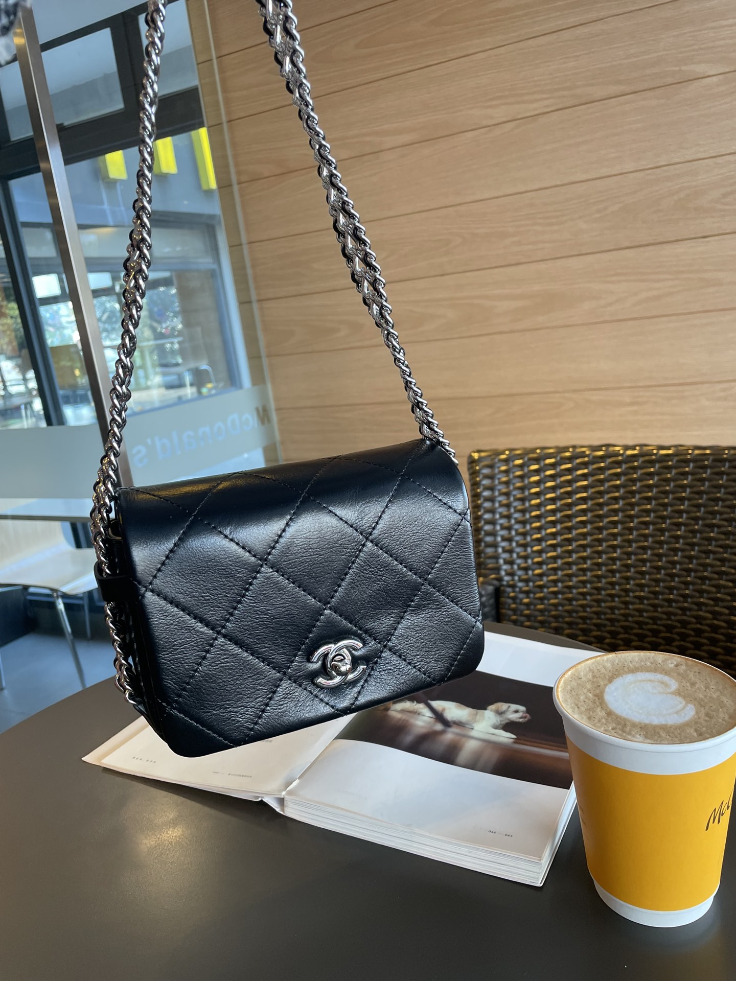 Chanel shoulder bag with chain 8" / Chanel Bag พร้อมส่ง กระเป๋าสะพาย สายโซ่อะไหล่เงินทบสามชั้น หรูหรา งานหนังเรียบสวย มาพร้อมกล่อง อปก ครบเซ็ท รอบนี้จัดราคาพิเศษสุดคุ้มค่ะ ใช้งานต่างประเทศได้ ภาพถ่ายจากงานขายจริง