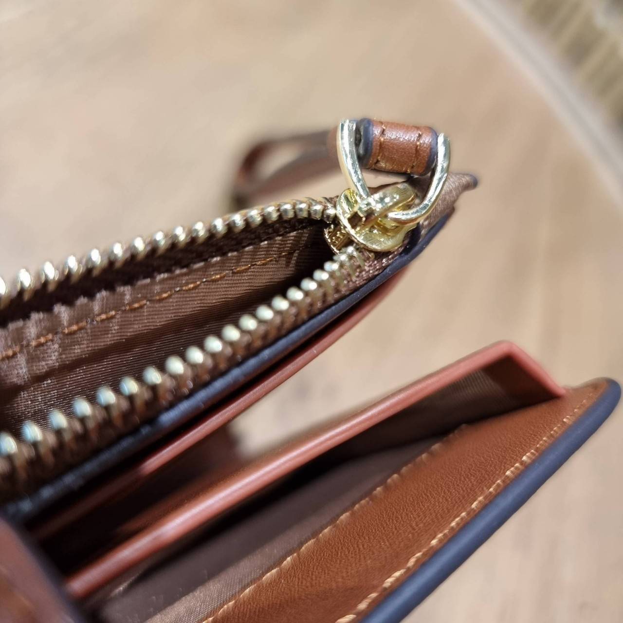 พร้อมส่ง 7 สี COACH C2874 TECH WALLET IN COLORBLOCK SIGNATURE CANVAS จัดให้สีใหม่ก่อนใคร!! ดีไซน์ใหม่ คอลเลคชั่นสวยหรู กระเป๋าสตางค์พร้อมสายคล้องมือ ง่ายต่อชีวิตมากจ้า!! มันดีอะไรเบอร์นี้ ใส่ได้ทั้งบัตร และโทรศัพท์ก็ใส่ได้ทุกรุ่น แถมยังมีช่องซิปแยกไปอีก ช