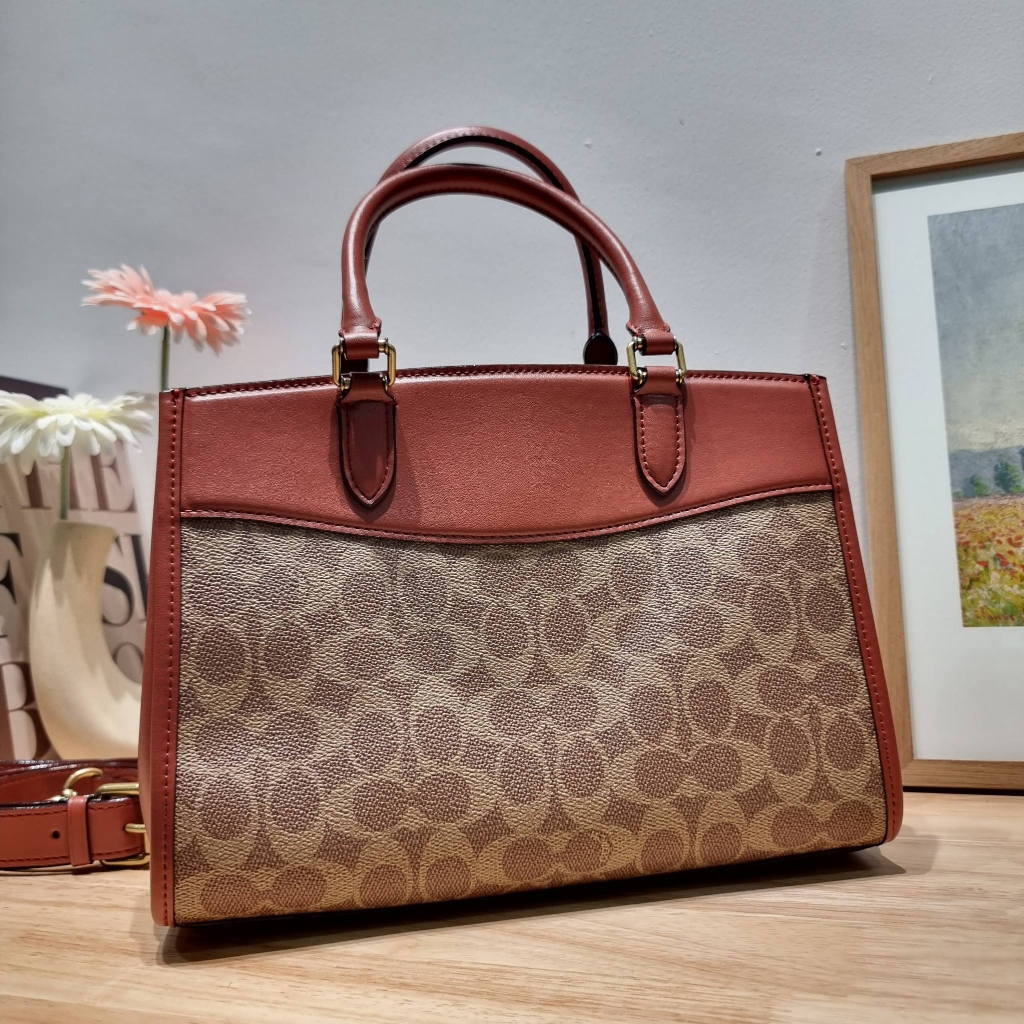 COACH brooke carryall in signature canvas CE733 ใหม่ล่าสุด อัพลุคคุณนายคุณหนูกันหน่อย กับกระเป๋าถือ/สะพายสุดหรู รูปทรงและดีไซน์ดูไฮน์มาก มีกุญแจล็อคซิปได้ วัสดุหนังแคนวาสตัดสลับหนังแท้ มีหูจับในตัว ภายในแบ่งสัดส่วนไว้อย่างดี ให้สามารถจัดเก็บของได้อย่างมีร