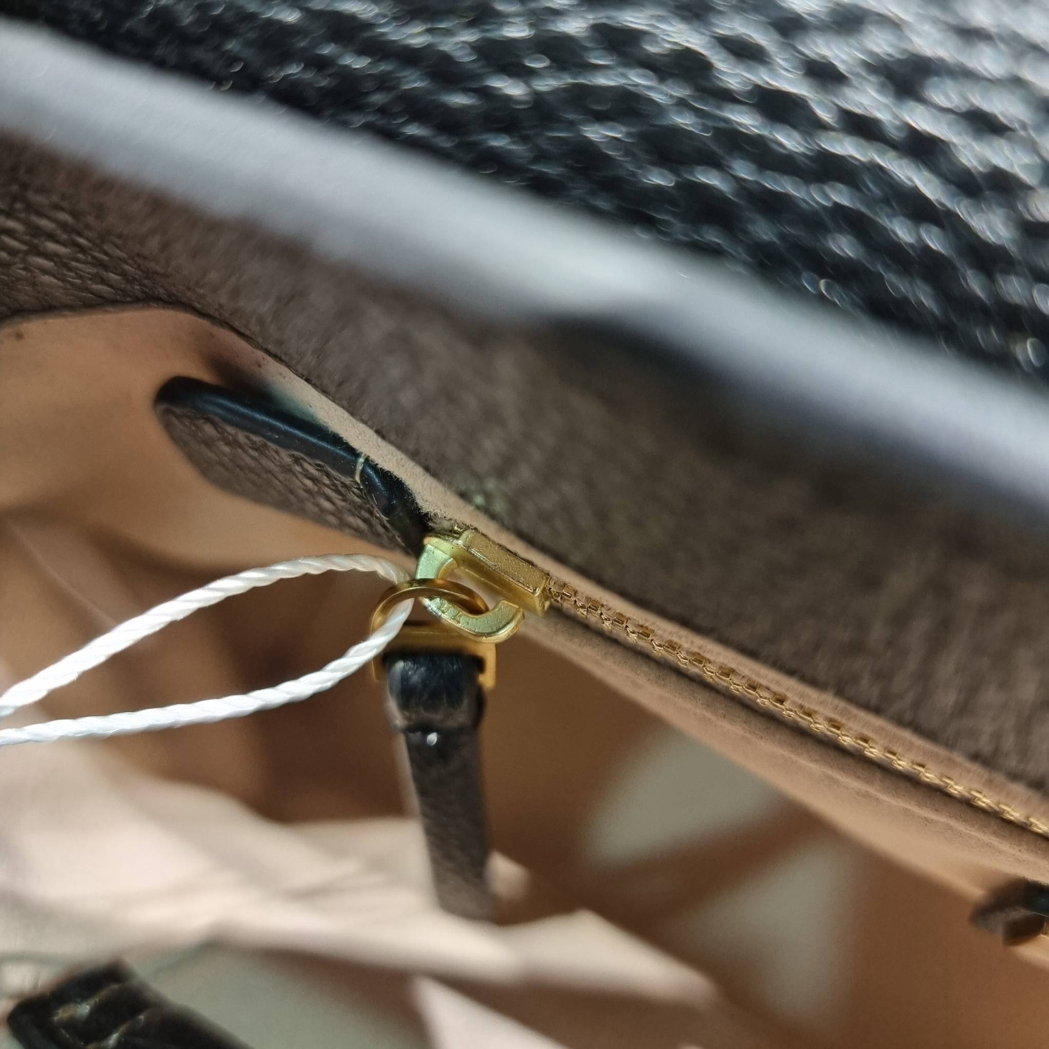 TORY BURCH LIMITED-EDITION SHOULDER BAG รุ่นลิมิเต็ด กับกระเป๋าสะพายไหล่ทรงผู้ดี ที่ผลิตมาในจำนวนจำกัด โดดเด่นด้วยอะไหล่ทองคลาสสิคหรูหรา