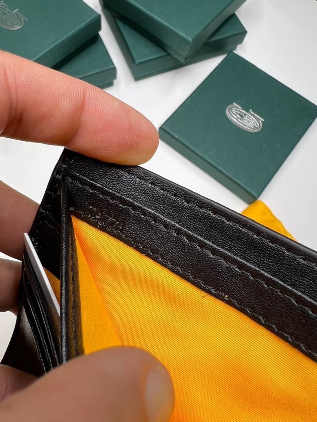 GOYARD WALLET / GOYARD Victoire Bifold Wallet พร้อมส่งที่ไทย เกรดเทพออริจินอล หนังเกรดดีสุด กระเป๋าสตางค์ผู้ชายใบสั้น พร้อมกล่องเขียวแบรนด์สวยหรู อีกรุ่นที่ยอดขายไม่เคยตก ภาพสินค้าถ่ายจากงานขายจริง ใช้งานต่างประเทศได้เลยค่ะ