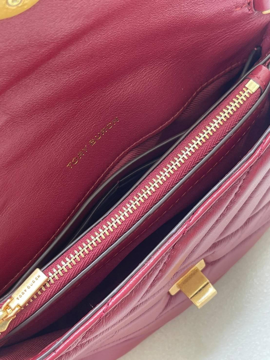 ของแท้ 💯% 】Tory Burch Kira Chevron Chain Wallet Bag เน้นความเรียบหรูดูแพง ต้องยกให้รุ่นนี้ ซึ่งมีขนาดกะทัดรัด ให้ลุคสาวมั่น Active ดูทะมัดทะแมง เหมาะสะพายในวันลำลอง และด้วยความที่เป็นแบรนด์ของทอรี่