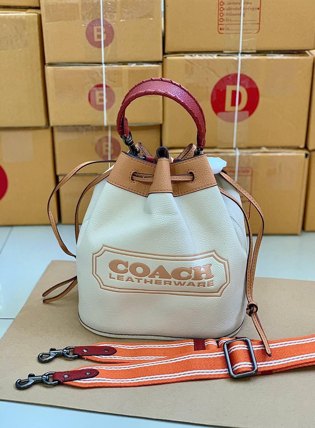 COACH Color-Block Leather Field Bucket Bag ((C3850//C3851)) พร้อมส่งที่ไทย ใหม่ล่าสุดค่ะ! กระเป๋าทรงขนมจีบ สุดฮิต ใช้ได้กับทุกๆวัน หนังแท้ลายหนังสวยนิ่มมือดีค่ะ ด้านหน้ามีโลโก้แบรนด์ตังใหญ่ ปากกระเป๋าแบบหูรูด ปล่อยหนังห้อยยาวลงมา ภายในกระเป๋ากว้างใส่กระเป