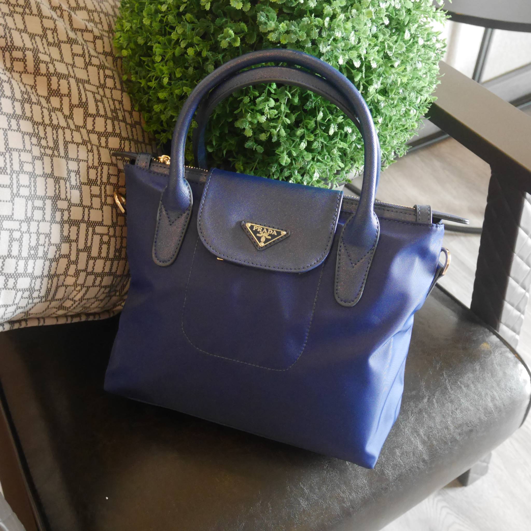 รุ่นแนะนำ♡ พร้อมส่งครบสี **ทรงสวยมาก งานพรีเมี่ยมกิ้ฟ รุ่น Limited edition ค่า ได้ กระเป๋าอเนกประสงค์ จากแบรนด์ PRADA มาค่า เป็น กระเป๋าผ้าไนล่อน Longchamp Style ใบนี้มีสายยาวให้คะ **เลิศมาก ขนาดกำลังดีคะ ตัวกระเป๋าเบามาก ใช้แล้วสวยมากๆ อะไหล่ทองหร