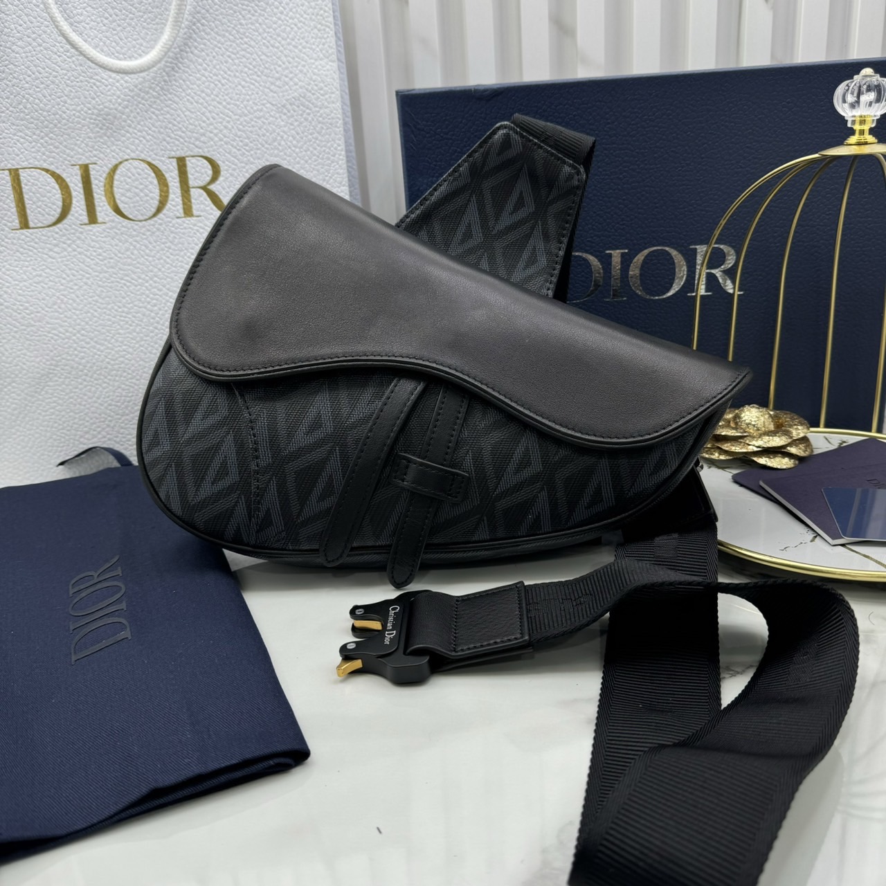 DIOR Saddle Bag CD Diamond canvas and smooth leather กระเป๋าคาดอก หรือสะพายไหล่ได้ สไตส์แบรนด์หรู รูปแบบใหม่ของ CD คลาสสิก เกรดออริ 1:1 ใช้งานต่างประเทศได้