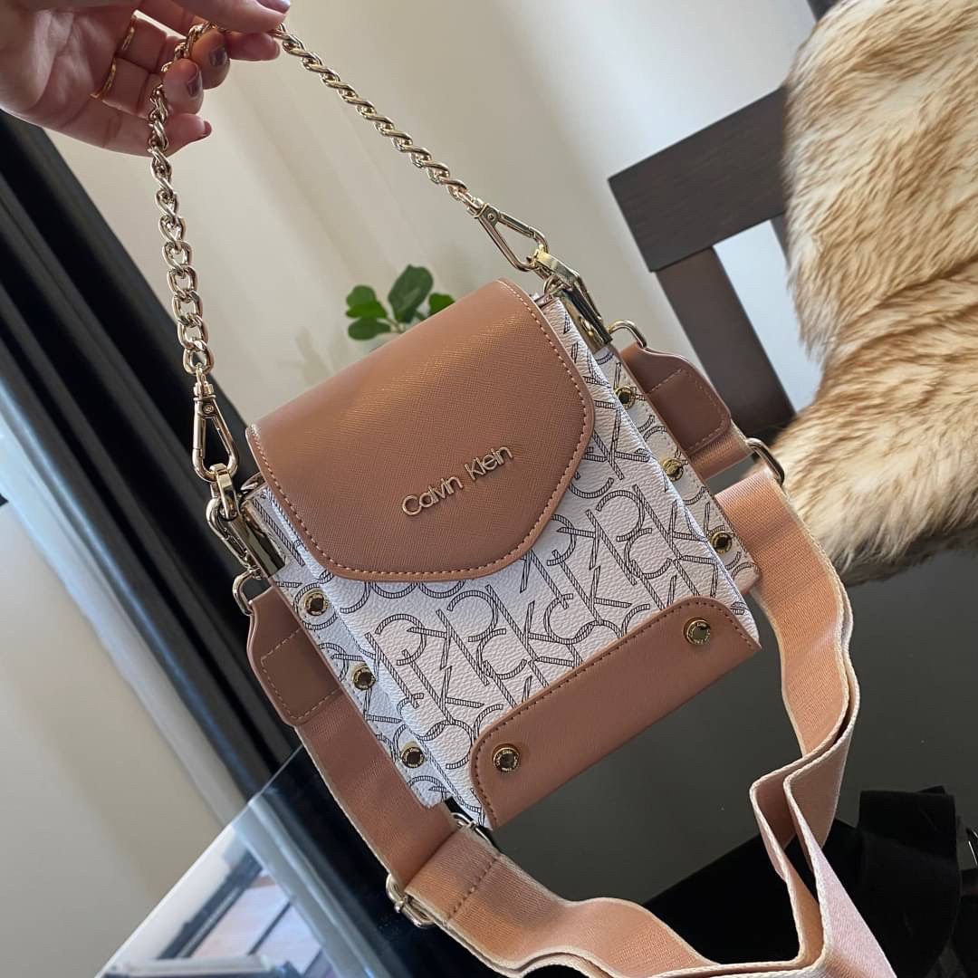 CALVIN KLEIN JEANS crossbody bag กระเป๋าถือหรือสะพาย ลายซิกเนเจอร์แบรนด์ทั้งใบ เปิด-ปิดกระเป๋าด้วยกระดุมแม่เหล็ก ด้านในแบ่งเป็น 2 ช่องหลัก และมีช่องเล็กใส่ของจุกจิก ซับในลายแบรนด์อย่างดี มาพร้อมสายสะพายยาวปรับระดับได้ฟรีไซต์ สามารถใช้ได้หลากหลายโอกาสค่ะ