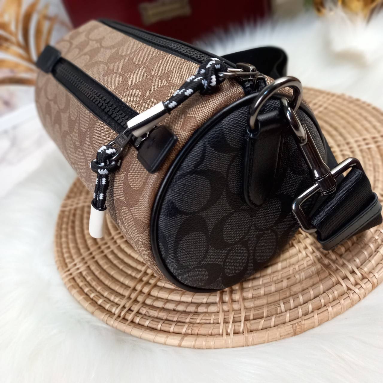 COACH BARREL SIGNATURE CANVAS CROSSBODY (C2957) กระเป๋าสะพาย ทรงเก๋ ขนาดกำลังดี ที่บอกได้คำเดียวว่า เท่ไม่หยอก!! คือดีย์มาก!!// วัสดุแคนวาส ผสมหนังแท้ ลาย SIGNATURE รูปทรงกระบอก// เปิด-ปิด ด้วยซิบ ด้านในโล่งกว้าง เก็บของได้เยอะ// มาพร้อมสายสะพาย สายสปอร์ต