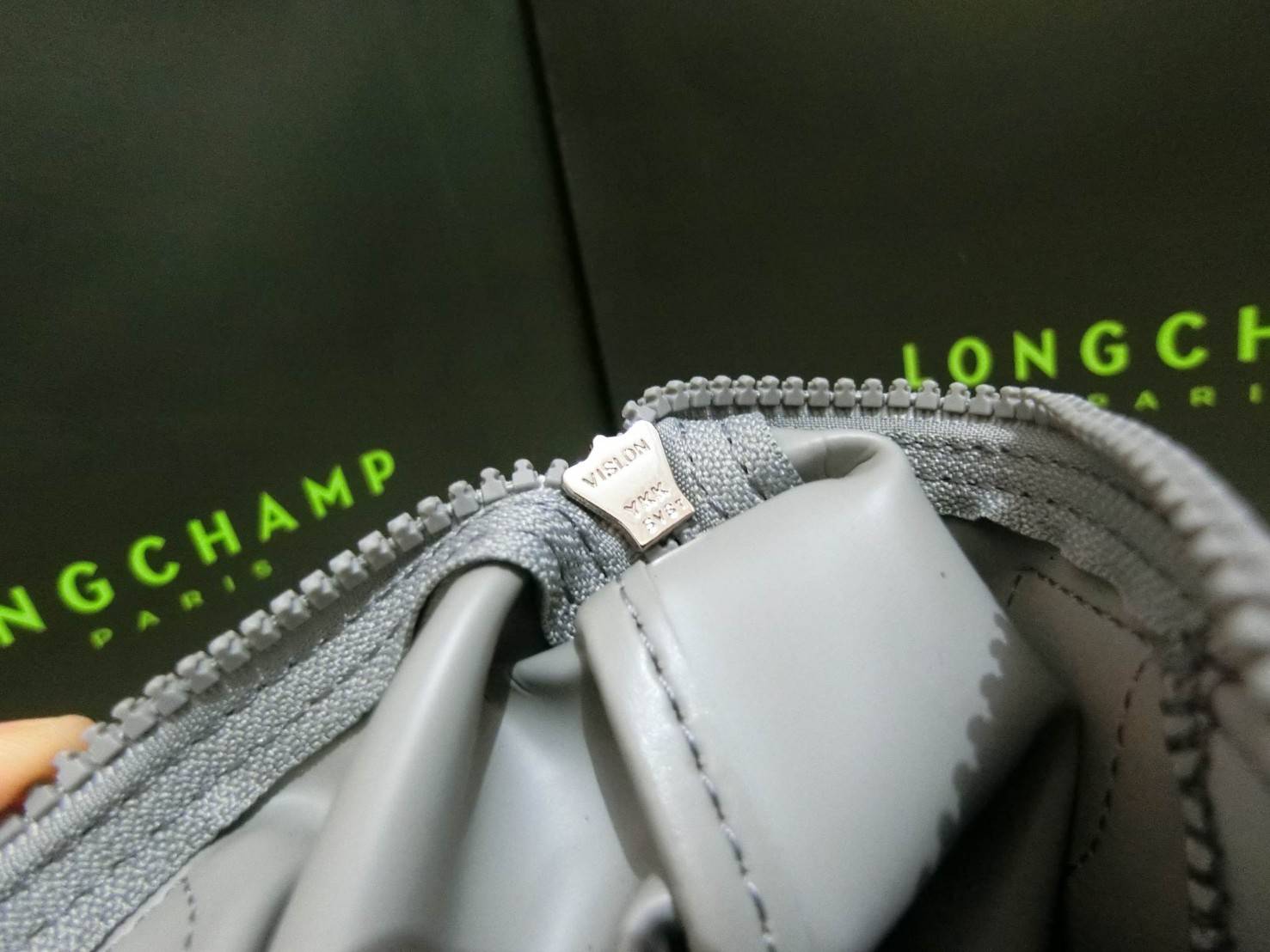 Longchamp Size S สินค้าใหม่ ของแท้!! เป็นล็อตผลิตเกินออเดอร์จากโรงงาน มาพร้อมการ์ด/ถุงผ้าแบรนด์/ถุงกระดาษแบรนด์ Size S: 25 x H. 23 x 16 cm. Color: Dusty Grey 274