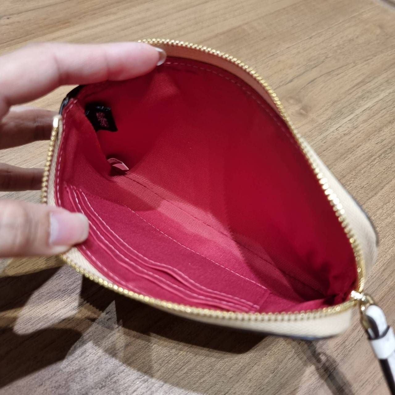 COACH 2972 CORNER ZIP WRISTLET IN SIGNATURE CANVAS WITH BUTTERFLY PRINT มาแล้วจ้า ไอเท็มสุดปัง!! ฮิตไม่เลิก!! พร้อมลวดลายสุดคิ้วท์ น่ารักน่าใช้ขึ้นไปอีก กระเป๋าคล้องมือ ขนาดเหมาะพกพา วัสดุหนังแคนวาส ภายในเป็นช่องโล่ง ใส่ธนบัตร หรือใส่บัตร ใส่เหรียญ ได้หมด