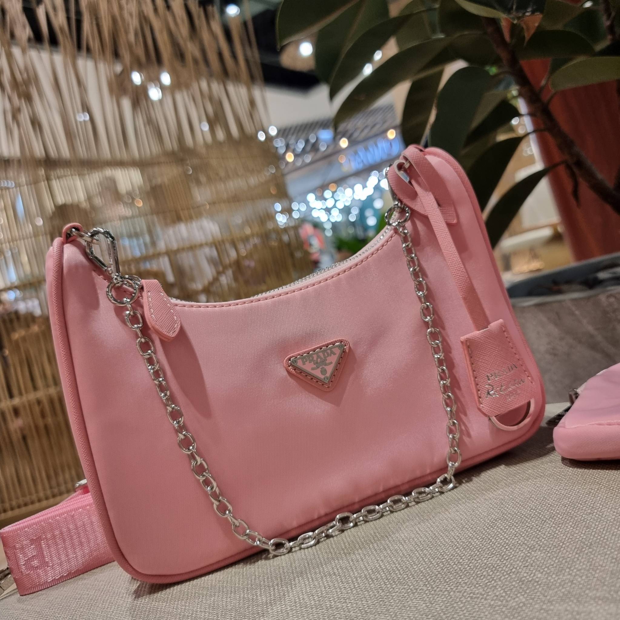 VIP 🥂 PRADA RE-EDITION 2005 RE-NYLON SHOULDER BAG ไอเท็มสุดปัง ที่ฮิตตลอดกาลไม่ว่าจะปีไหนๆ จัดให้ครบทั้งสีขายดีและสีใหม่ล่าสุด ที่สายคุณหนูห้ามพลาด!! กับกระเป๋าสะพายทรงคลาสสิค เหมาะเป็น everyday bag มากๆ วัสดุผ้าไนล่อนคุณภาพ พร้อมใบลูก ไว้ใส่เหรีย