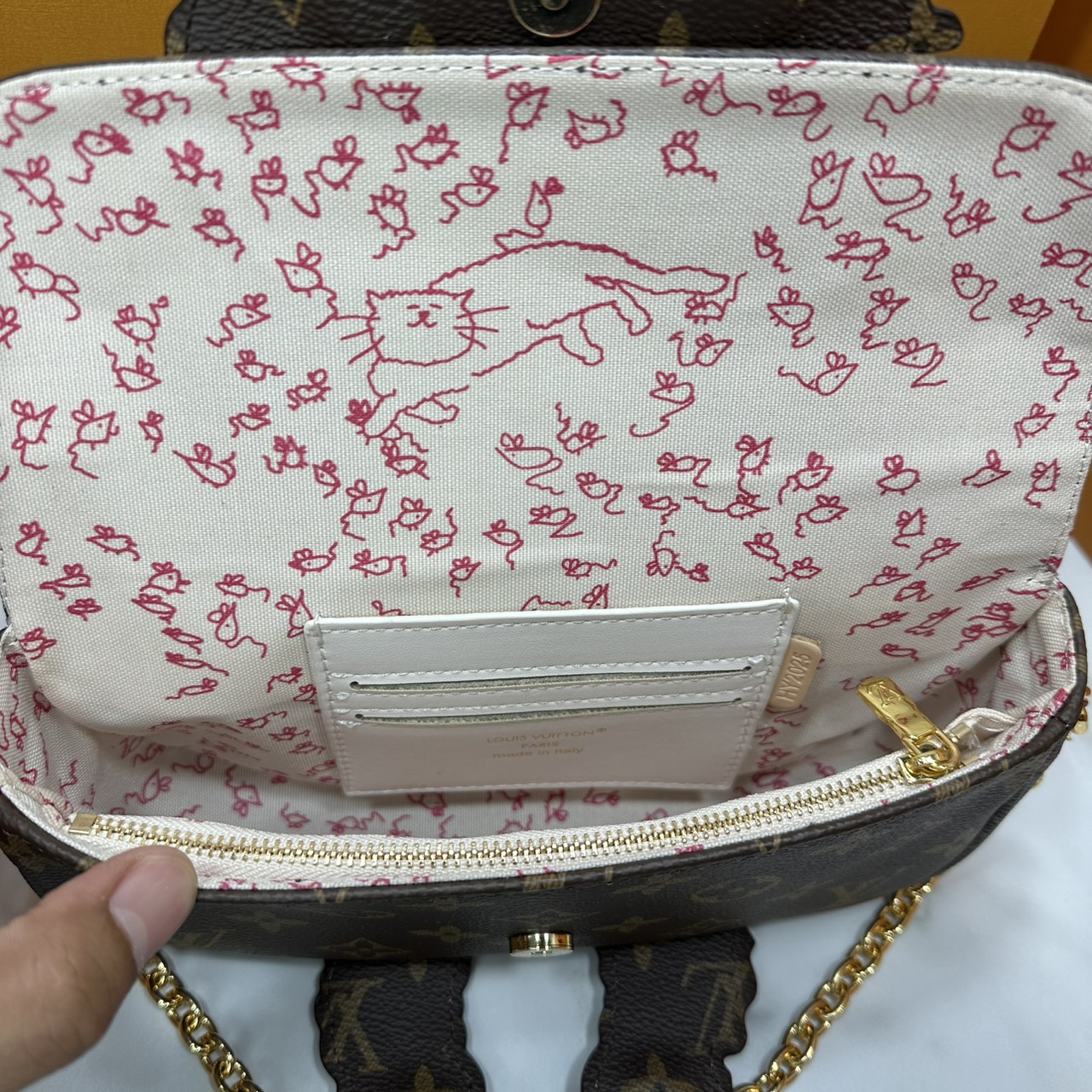 ORI หนังแท้ | LV Ivy chain wallet love of cats กระเป๋าสะพายไอวี่ดีไซน์กระเป๋าสตางค์ โดดเด่นด้วยการตกแต่งภาพประกอบแสนสดใสที่วาดมือลายน้องแมว พร้อมช่องใส่บัตร สายสะพายหนังและโซ่ถอดได้