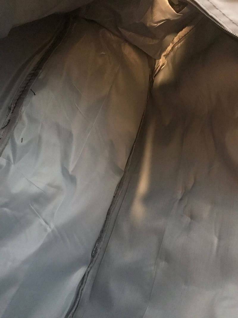 NIKE TRAVEL BAG กระเป๋าเดินทางสะพายสไตล์ Sport ใบใหญ่ วัสดุ NYLON + POLYESTER ด้านหน้าสกรีนโลโก้แบรนด์พร้อมช่องซิปใช้งานง่าย ช่องใหญ่เปิดปิดด้วยซิปคู่ ภายในกว้าง ใส่เสื้อผ้าสำหรับเดินทาง หรืออุปกรณ์เล่นกีฬาและฟิตเนสได้ มาพร้อมสายสะพายปรับได้ฟรีไซส์ ใบใหญ่