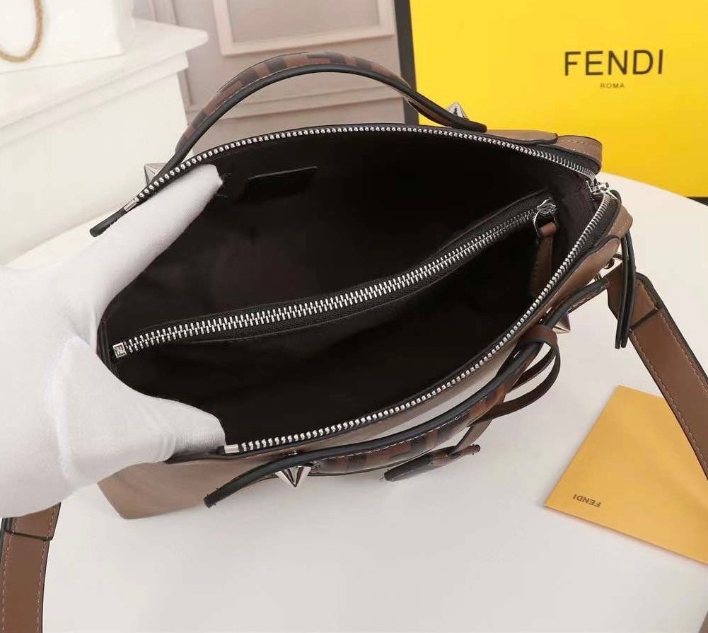FENDI by the way small เกรดออริจินอล กระเป๋าถือ/สะพายข้างทรงหมอน รุ่นตามหา วัสดุหนังสวย มาพร้อมสายสะพายถอดออกได้ ใช้วันไหนๆกับชุดไหนๆได้หมดเลยทีเดียว อีกหนึ่งรุ่นที่ต้องแนะนำนะคะ