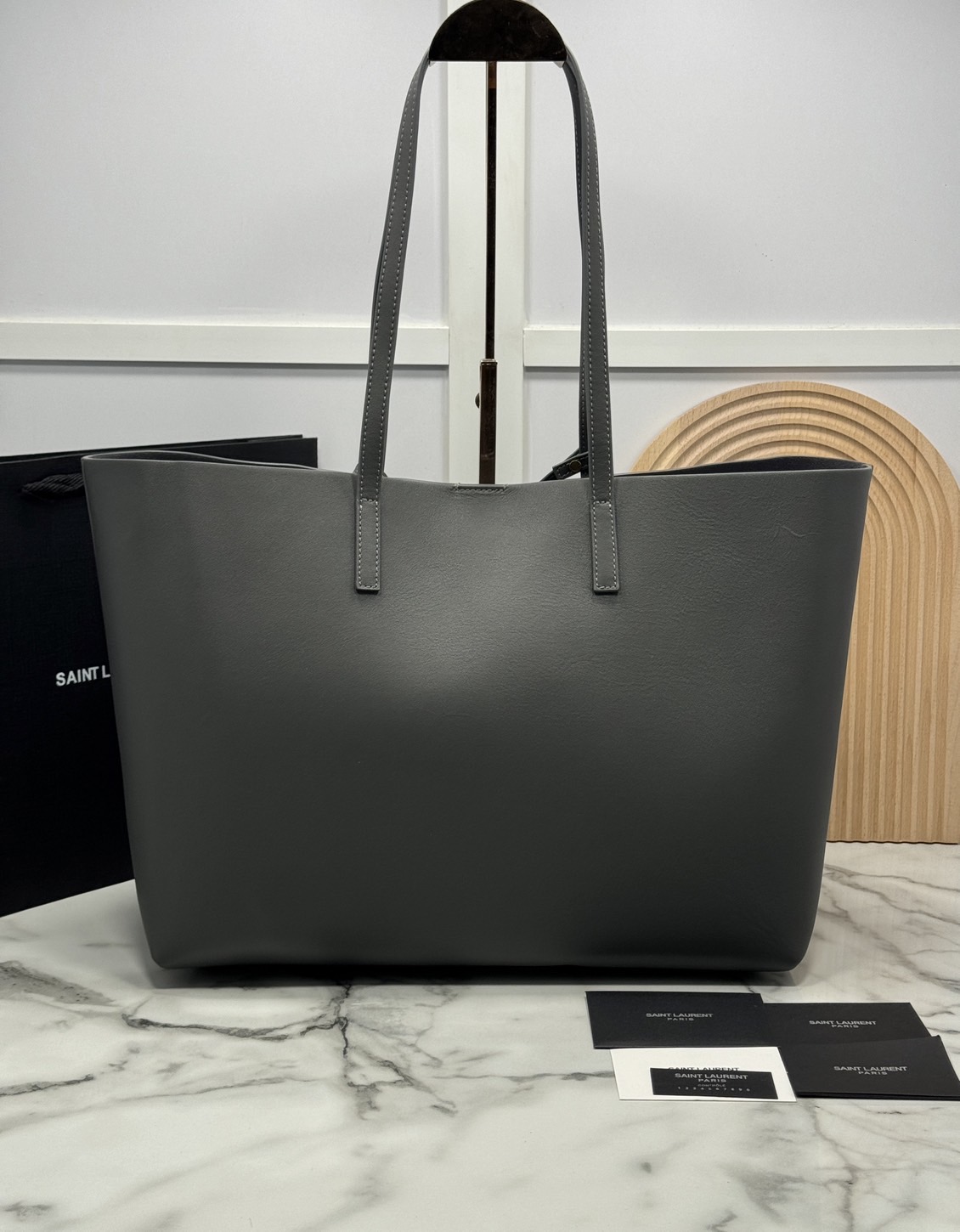 YSL Shopping Large Tote Bag กระเป๋าทรงโท้ทใบใหญ่หนังแท้ ภายในโล่งกว้าง จุของได้เยอะ เรียบหรูทรงสวย ดีไซน์ออกมาให้ใช้งานได้ทุกลุค ทุกโอกาส สวยคมชัดทุกสี