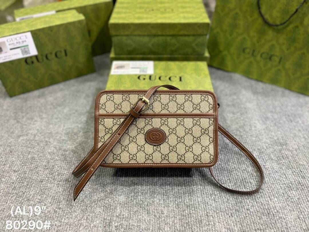 GUCCI Mini bag with Interlocking G กระเป๋าสะพายดีไซน์สวยสไตล์วินเทจดั้งเดิม รูปทรงกล่องใช้งานง่าย ใช้ได้ทั้งชายหญิง คลาสสิคและน่ารักในตัว ใช้ได้หลายโอกาสสะพายคล่องตัว เป็นอีกรุ่นที่แนะนำ ใช้ได้เป็น every look เลยค่ะ