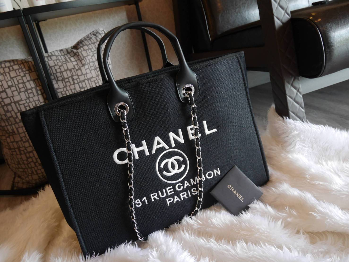 รุ่นที่สาวๆรอคอย Chanel tote canvas bag จากงานพรีเมี่ยม VIP GIFT รุ่นดังเลยค้า Size ใหญ่อลัง บอกเลยว่า **งานดีที่สุด ตัวกระเป๋า กระเป๋าผ้าเป็นผ้า canvas เนื้อดีสมราคา สัมผัส นุ่มลื่นมือมากกกก อะไหล่เงินปั้มแบรนด์แท้ทั้งใบ ด้านหน้าปัก logo แบรนด์สุดหรู จุข