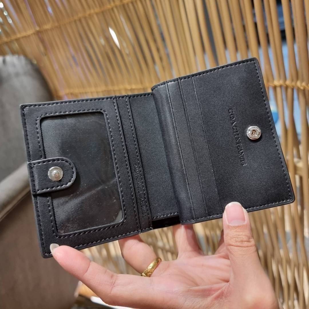 C4591 C4592 COACH COACH x PEANUTS SNAP WALLET IN SIGNATURE CANVAS WITH SNOOPY PRINT / WITH WOODSTOCK PRINT กระเป๋าสตางค์ใบเล็ก ขนาดกำลังเหมาะ ดีไซน์น่ารักอีกแล้วจ้า ♥️ มันน่ารักน่าใช้มาก โดดเด่นด้วยลายคอลเลคชั่นยอดฮิต วัสดุหนังแคนวาสเคลือบลาย เปิด-