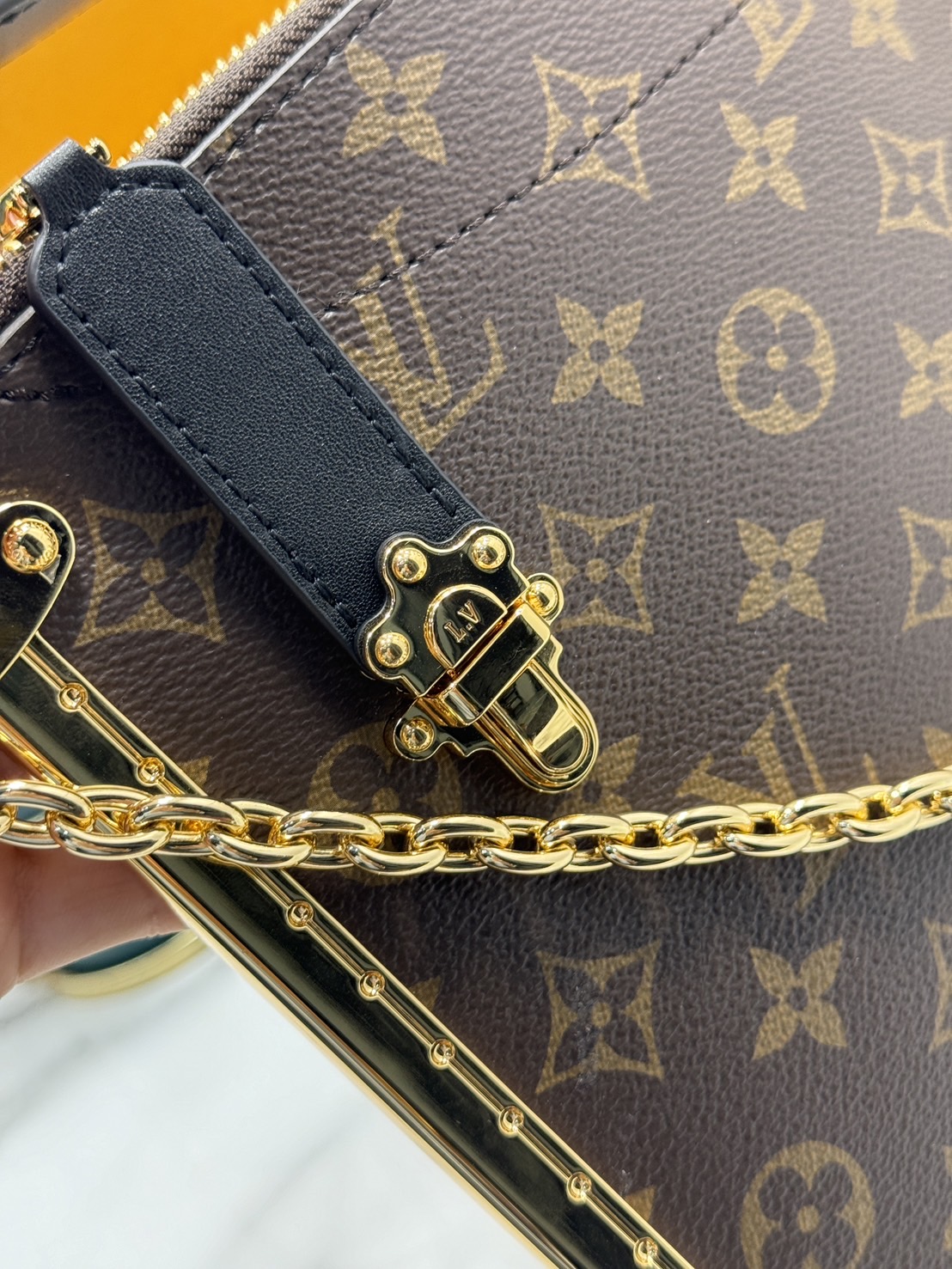 LV Lucky Trunk Bag Monogram Canvas กระเป๋าสะพายรุ่นใหม่ ไอเท็มยอดนิยมจากรันเวย์แฟชั่นโชว์คอลเลคชั่นประจำฤดูกาล Fall-Winter 2024 มอบกลิ่นอายสไตล์ Slouchy สะดุดตา