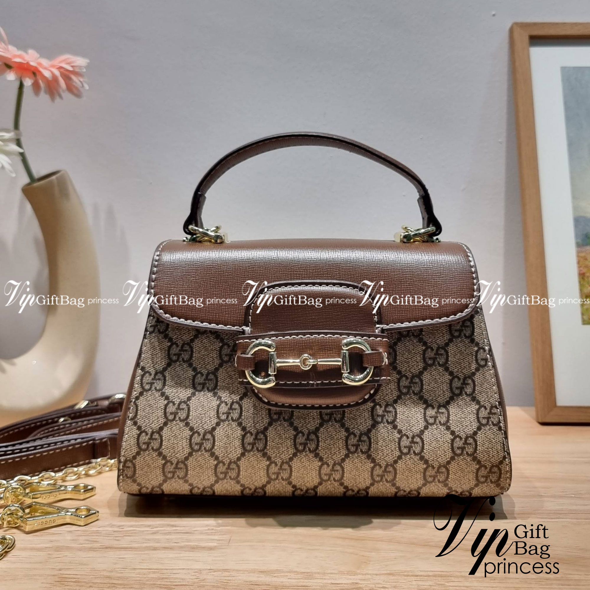 Gucci Horsebit 1955 mini bag / GG VINTAGE CROSSBODY BAG ใหม่จากพรีเมี่ยมกิ๊ฟสุดคุ้ม กระเป๋าสะพายข้าง สวยย้อนยุค ดีไซน์วินเทจแฝงความหรู วัสดุหนังแคนวาส เปิด-ปิดด้วยกระดุมแม่เหล็ก ภายในโล่งกว้าง แบ่งสัดส่วนไว้อย่างดี สายสะพายมีให้ 2 ถึงแบบ สลับใช้ได้ไม่มีเบ