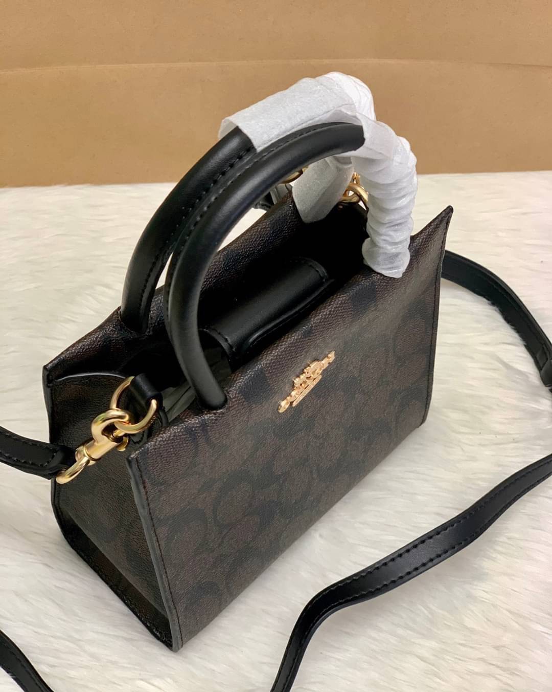 COACH MINI CALLY CROSSBODY IN SIGNATURE ((3599, 2184, 5693, 2134, 2183)) พร้อมส่งที่ไทยทันที! กระเป๋าสะพายครอสบอดี้ร์ กระเป๋าครอสบอดี้โท้ทมินิไซส์ รุ่นใหม่สุดฮอต!! ใบจริงคือน่ารักม้ากกกก!! สวยอยู่ทรง น่ารักน่าใช้ ทรงTote ปากกระเป๋าเปิดปิดแบบแม่เหล็ก ภายใน